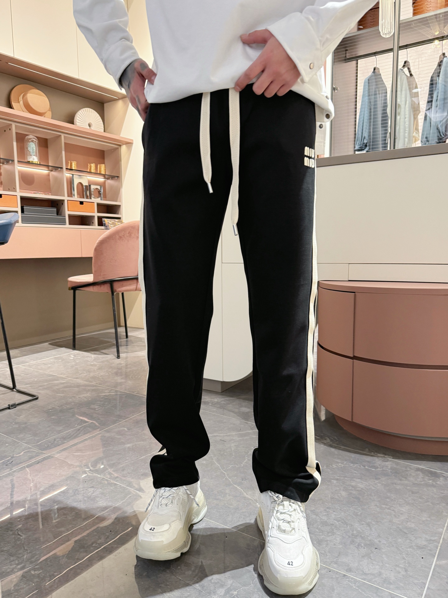   MIU  顶级货品🐮🆕2025春夏新款休闲裤！官网同步发售。品牌经典LOGO休闲裤 ，定制面料，舒适