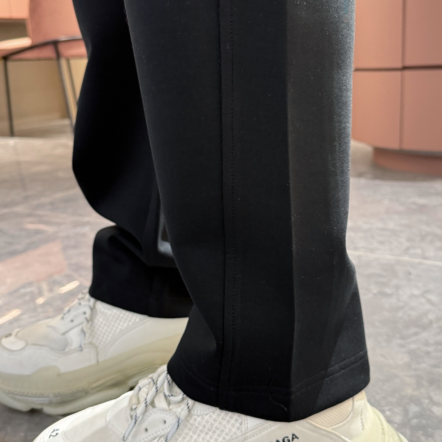   LV  顶级货品🐮🆕2025春夏新款休闲裤！官网同步发售。品牌经典LOGO休闲裤 ，定制面料，舒适度
