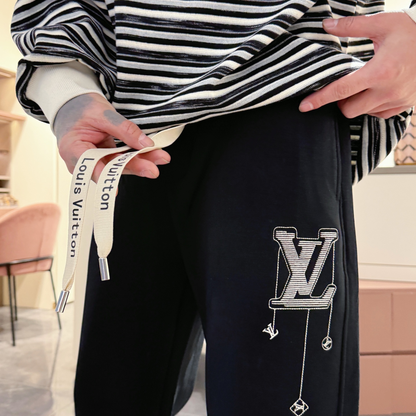   LV  顶级货品🐮🆕2025春夏新款休闲裤！官网同步发售。品牌经典LOGO休闲裤 ，定制面料，舒适度