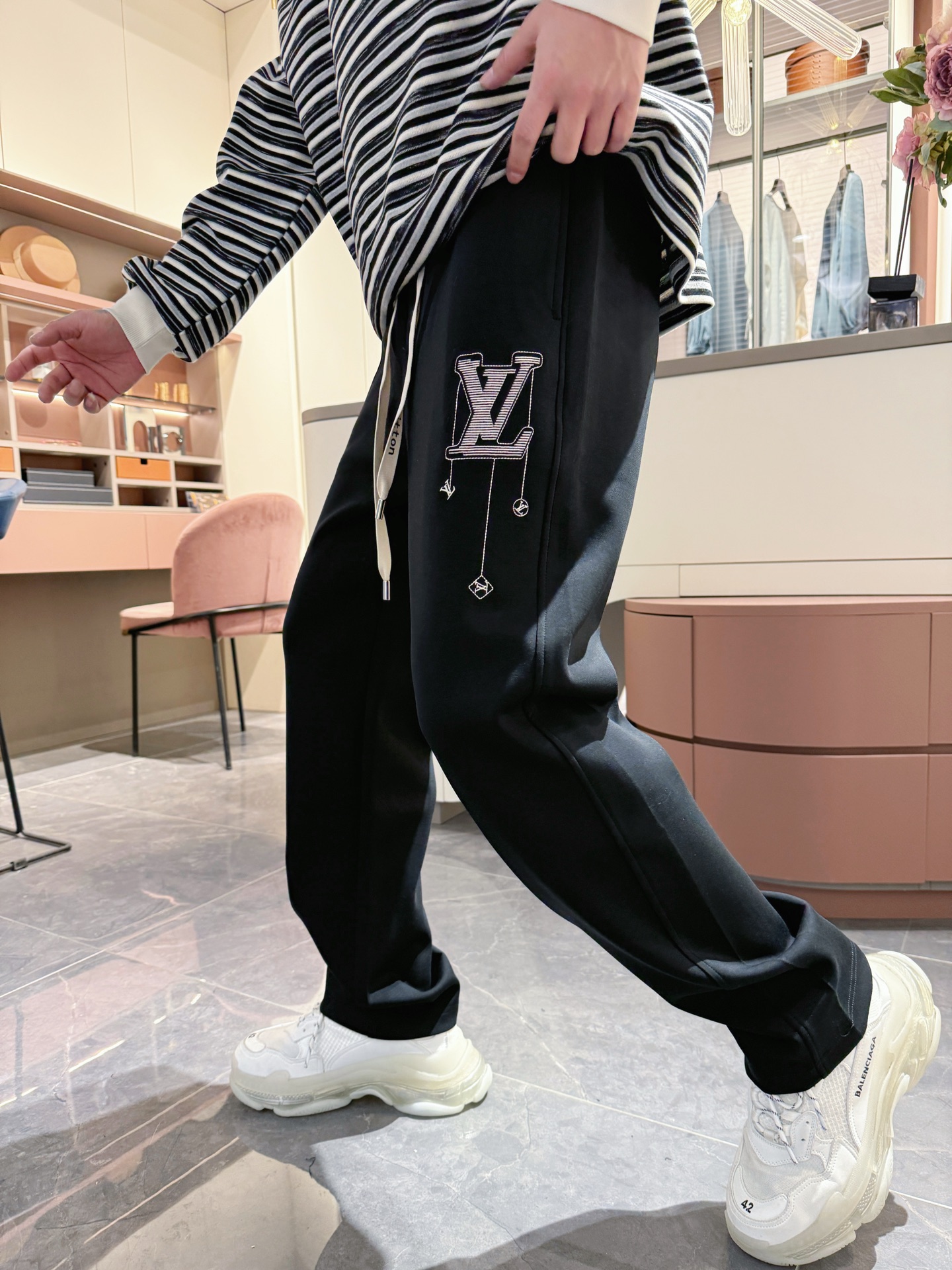   LV  顶级货品🐮🆕2025春夏新款休闲裤！官网同步发售。品牌经典LOGO休闲裤 ，定制面料，舒适度