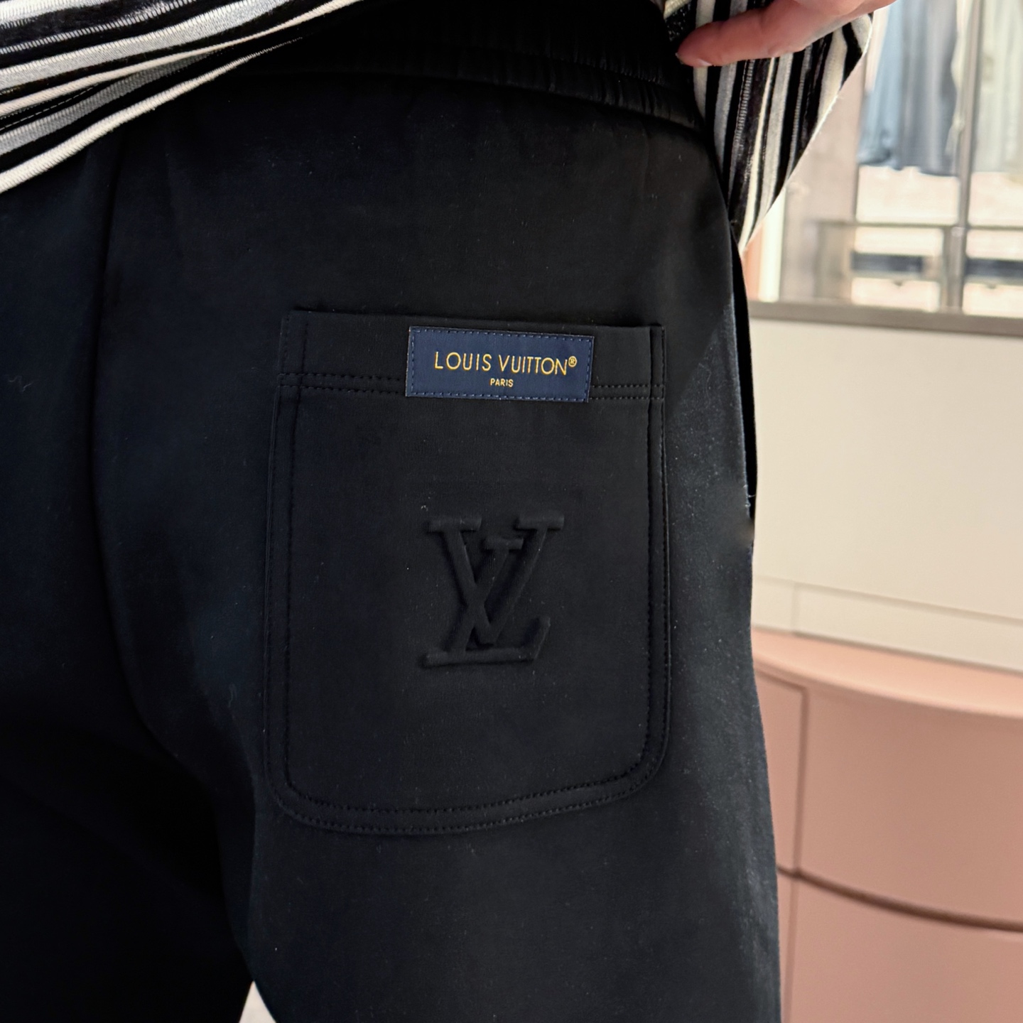   LV  顶级货品🐮🆕2025春夏新款休闲裤！官网同步发售。品牌经典LOGO休闲裤 ，定制面料，舒适度