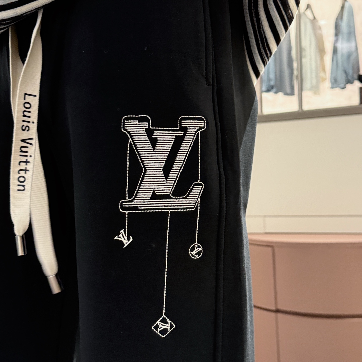   LV  顶级货品🐮🆕2025春夏新款休闲裤！官网同步发售。品牌经典LOGO休闲裤 ，定制面料，舒适度