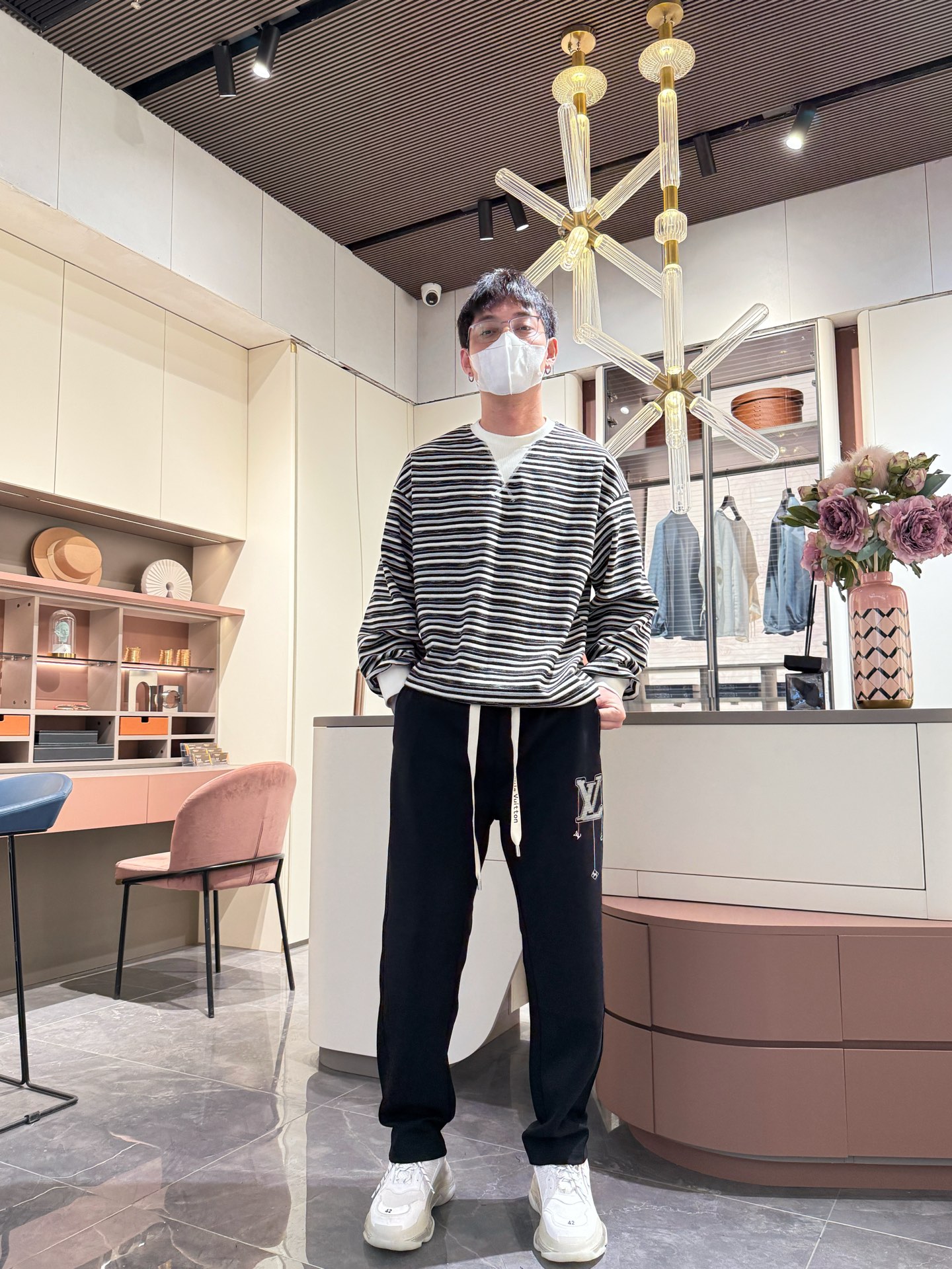   LV  顶级货品🐮🆕2025春夏新款休闲裤！官网同步发售。品牌经典LOGO休闲裤 ，定制面料，舒适度