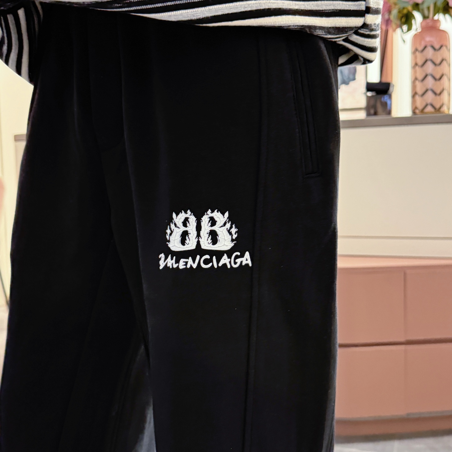   巴黎世家  顶级货品🐮🆕2025春夏新款休闲裤！官网同步发售。品牌经典LOGO休闲裤 ，定制面料，舒