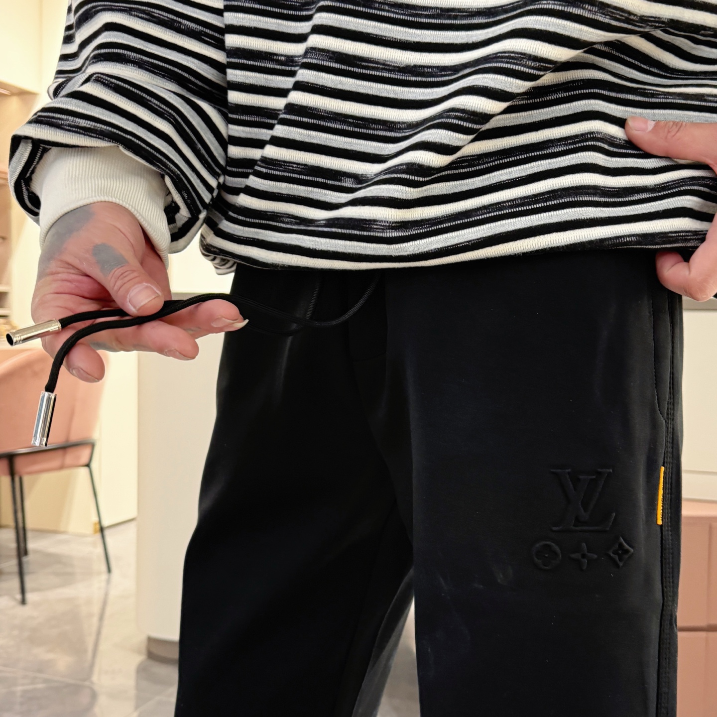   LV  顶级货品🐮🆕2025春夏新款休闲裤！官网同步发售。品牌经典LOGO休闲裤 ，定制面料，舒适度