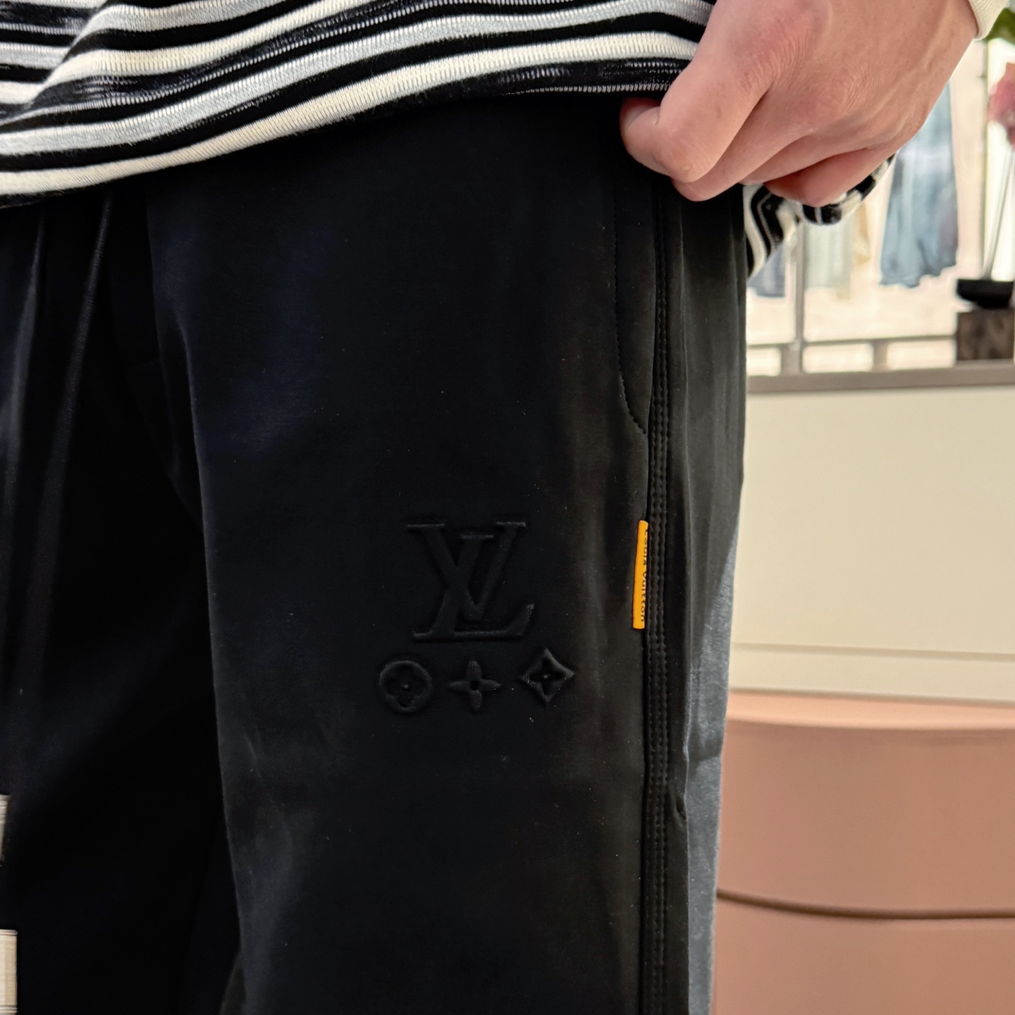   LV  顶级货品🐮🆕2025春夏新款休闲裤！官网同步发售。品牌经典LOGO休闲裤 ，定制面料，舒适度