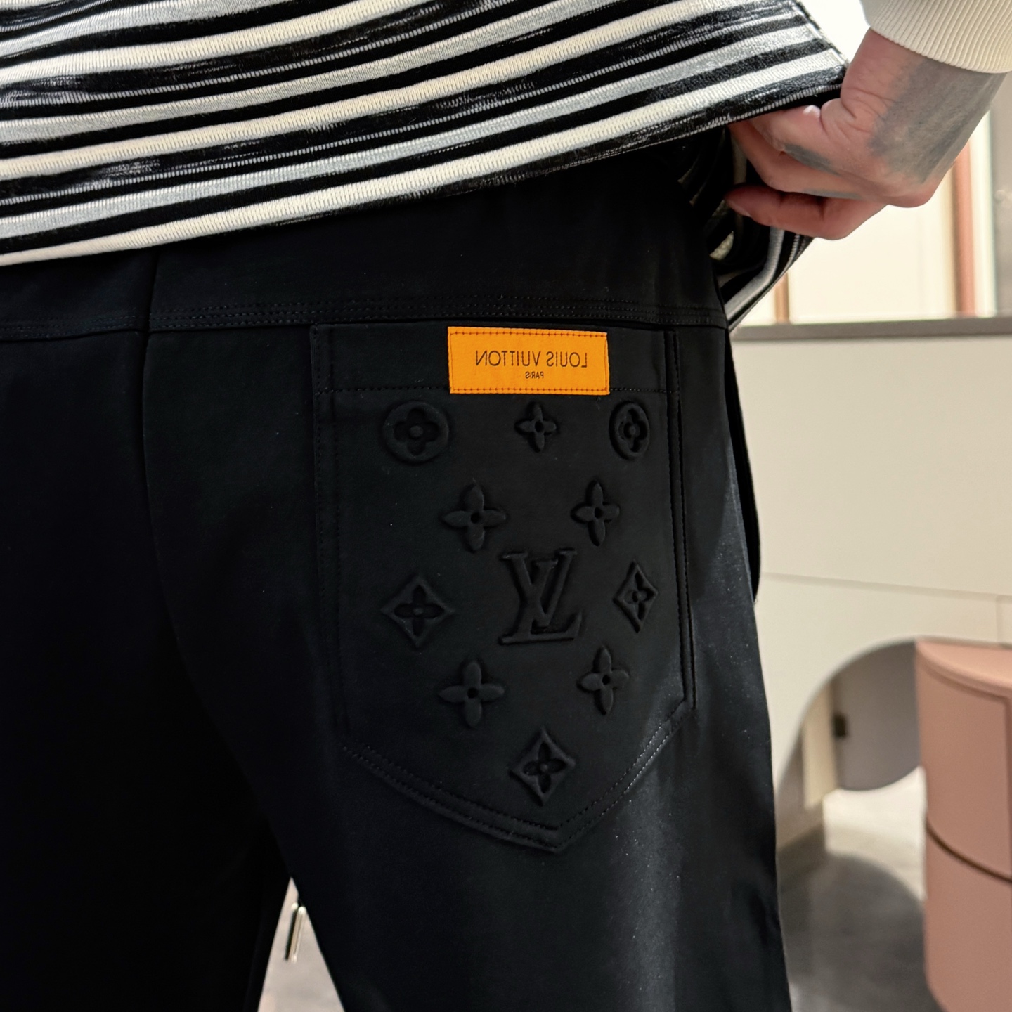   LV  顶级货品🐮🆕2025春夏新款休闲裤！官网同步发售。品牌经典LOGO休闲裤 ，定制面料，舒适度