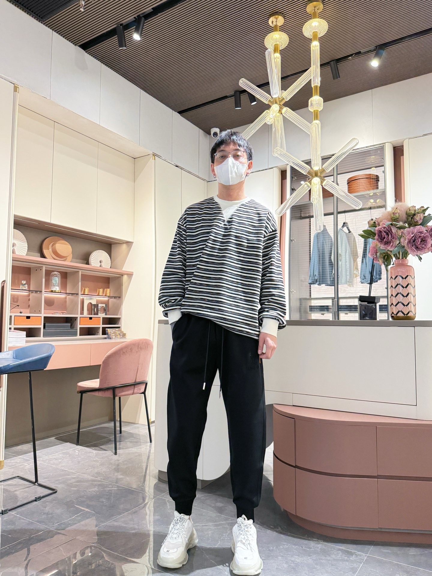   LV  顶级货品🐮🆕2025春夏新款休闲裤！官网同步发售。品牌经典LOGO休闲裤 ，定制面料，舒适度