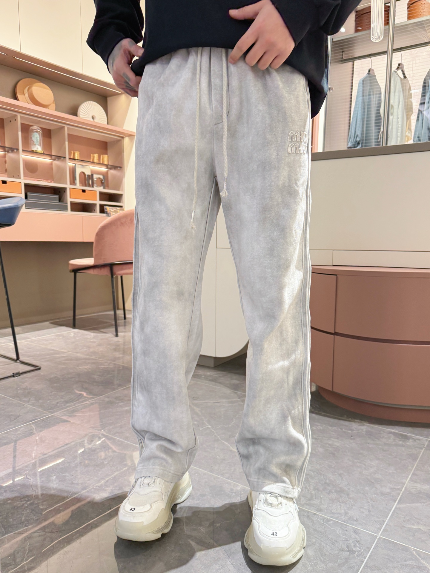   MIU  顶级货品🐮🆕2025春夏新款休闲裤！官网同步发售。品牌经典LOGO休闲裤 ，定制面料，舒适