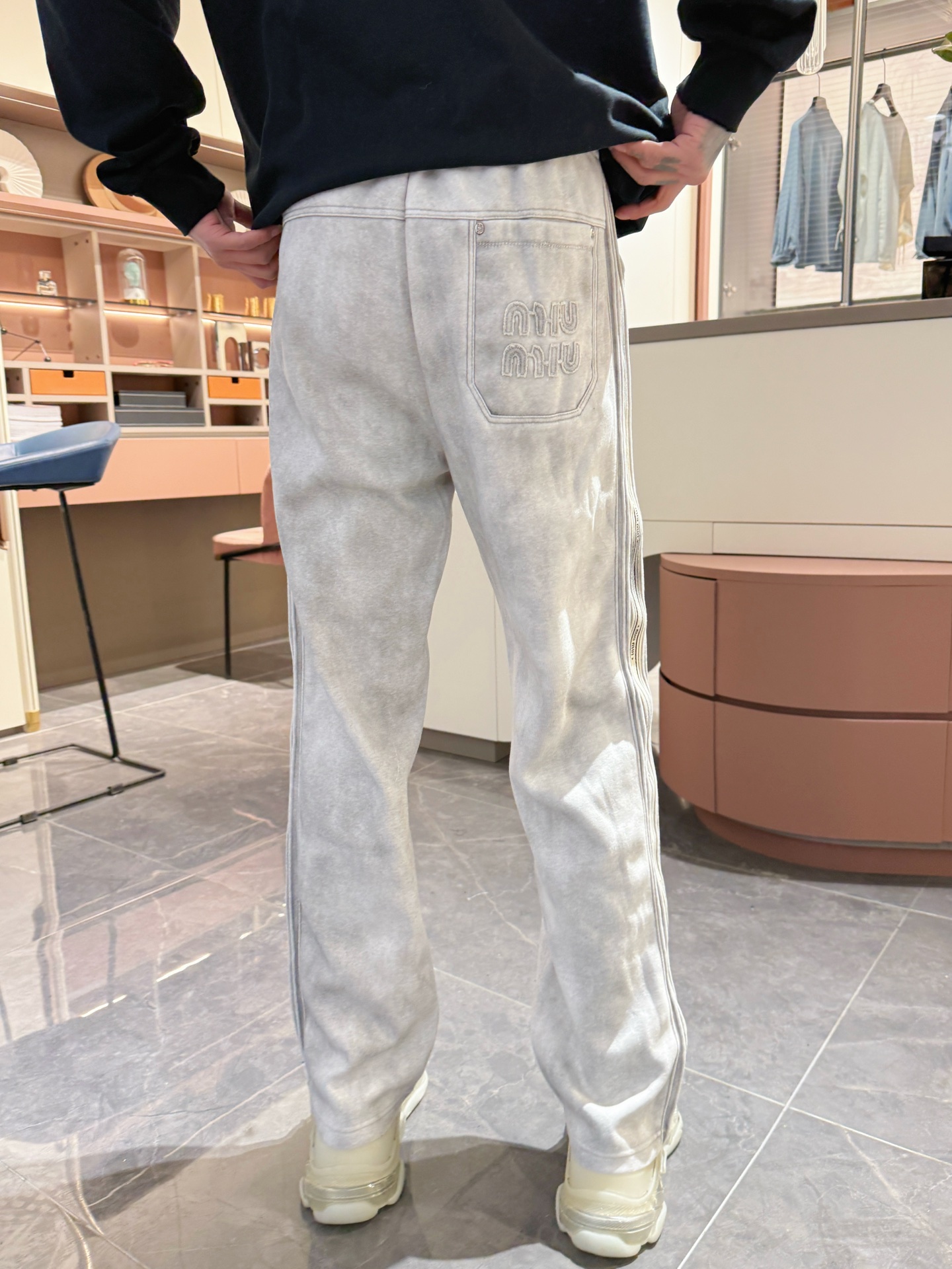   MIU  顶级货品🐮🆕2025春夏新款休闲裤！官网同步发售。品牌经典LOGO休闲裤 ，定制面料，舒适