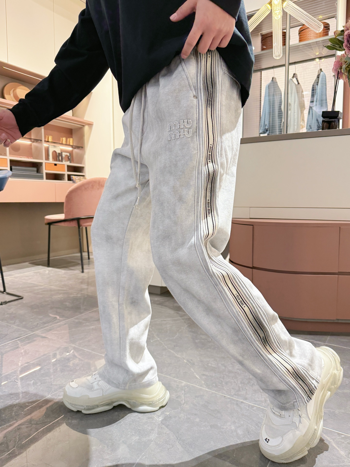   MIU  顶级货品🐮🆕2025春夏新款休闲裤！官网同步发售。品牌经典LOGO休闲裤 ，定制面料，舒适