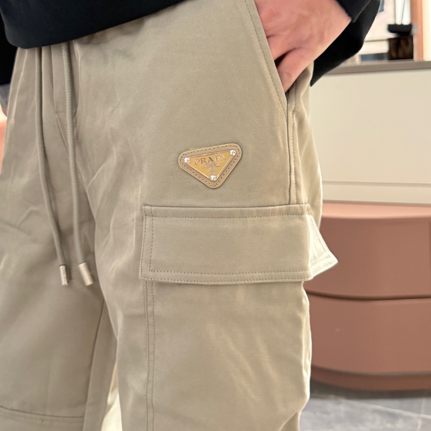   普拉达  顶级货品🐮🆕2025春夏新款休闲裤！官网同步发售。品牌经典LOGO休闲裤 ，定制面料，舒适