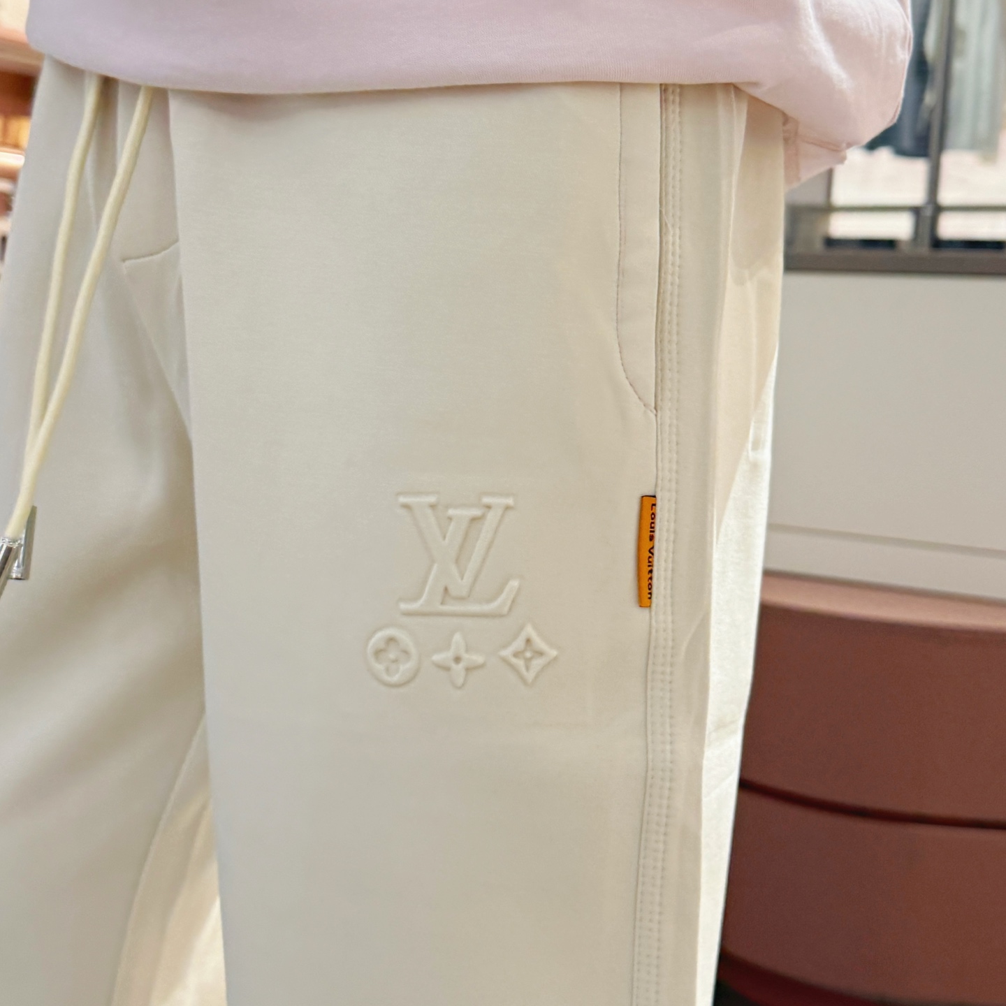   LV  顶级货品🐮🆕2025春夏新款休闲裤！官网同步发售。品牌经典LOGO休闲裤 ，定制面料，舒适度