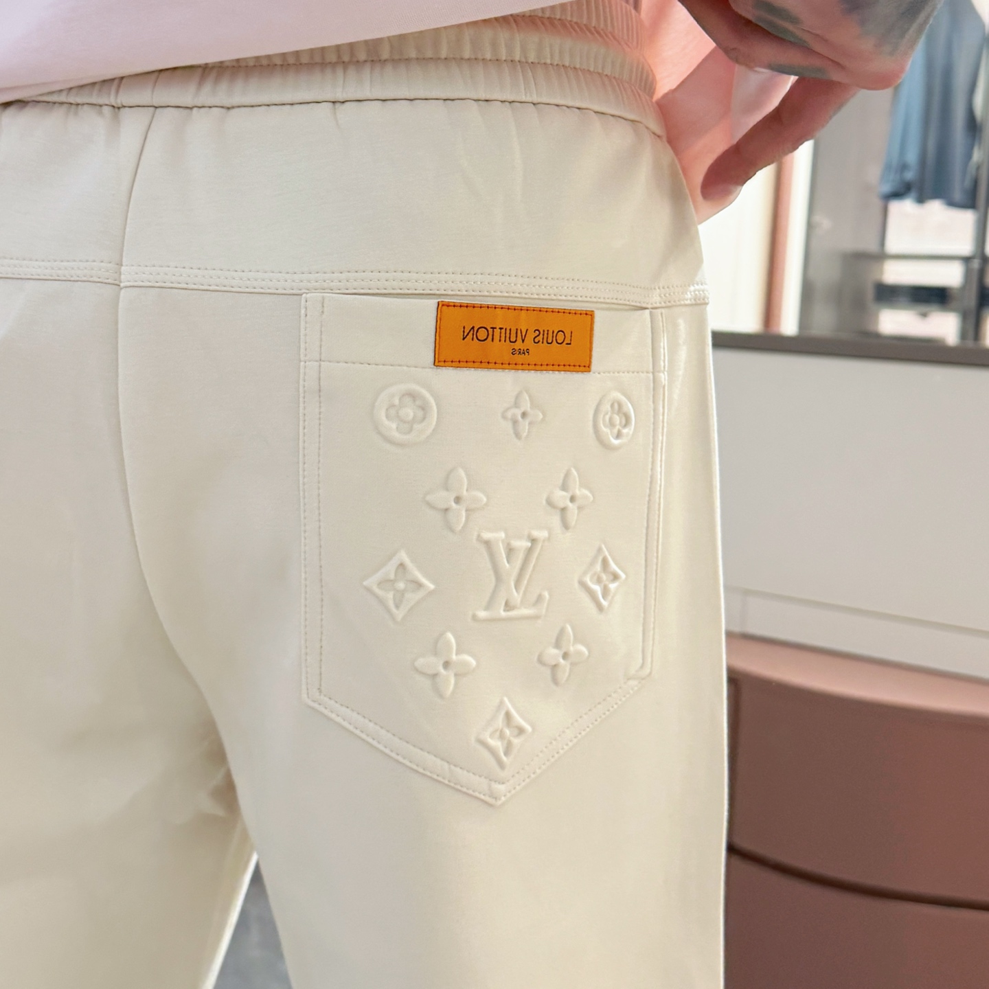   LV  顶级货品🐮🆕2025春夏新款休闲裤！官网同步发售。品牌经典LOGO休闲裤 ，定制面料，舒适度