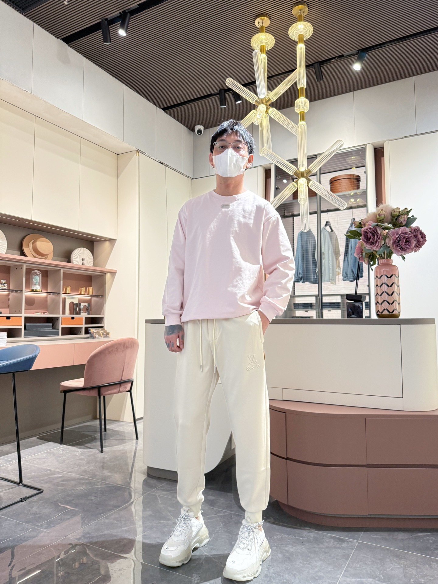   LV  顶级货品🐮🆕2025春夏新款休闲裤！官网同步发售。品牌经典LOGO休闲裤 ，定制面料，舒适度