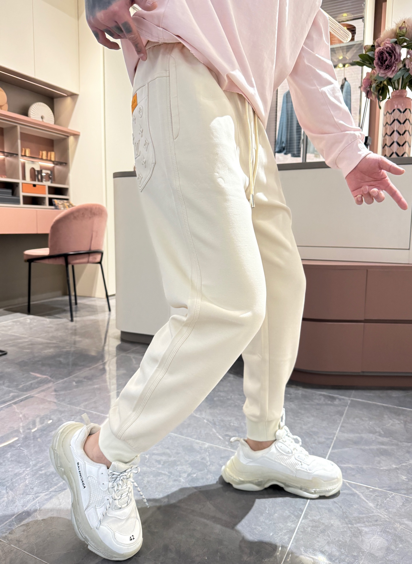   LV  顶级货品🐮🆕2025春夏新款休闲裤！官网同步发售。品牌经典LOGO休闲裤 ，定制面料，舒适度