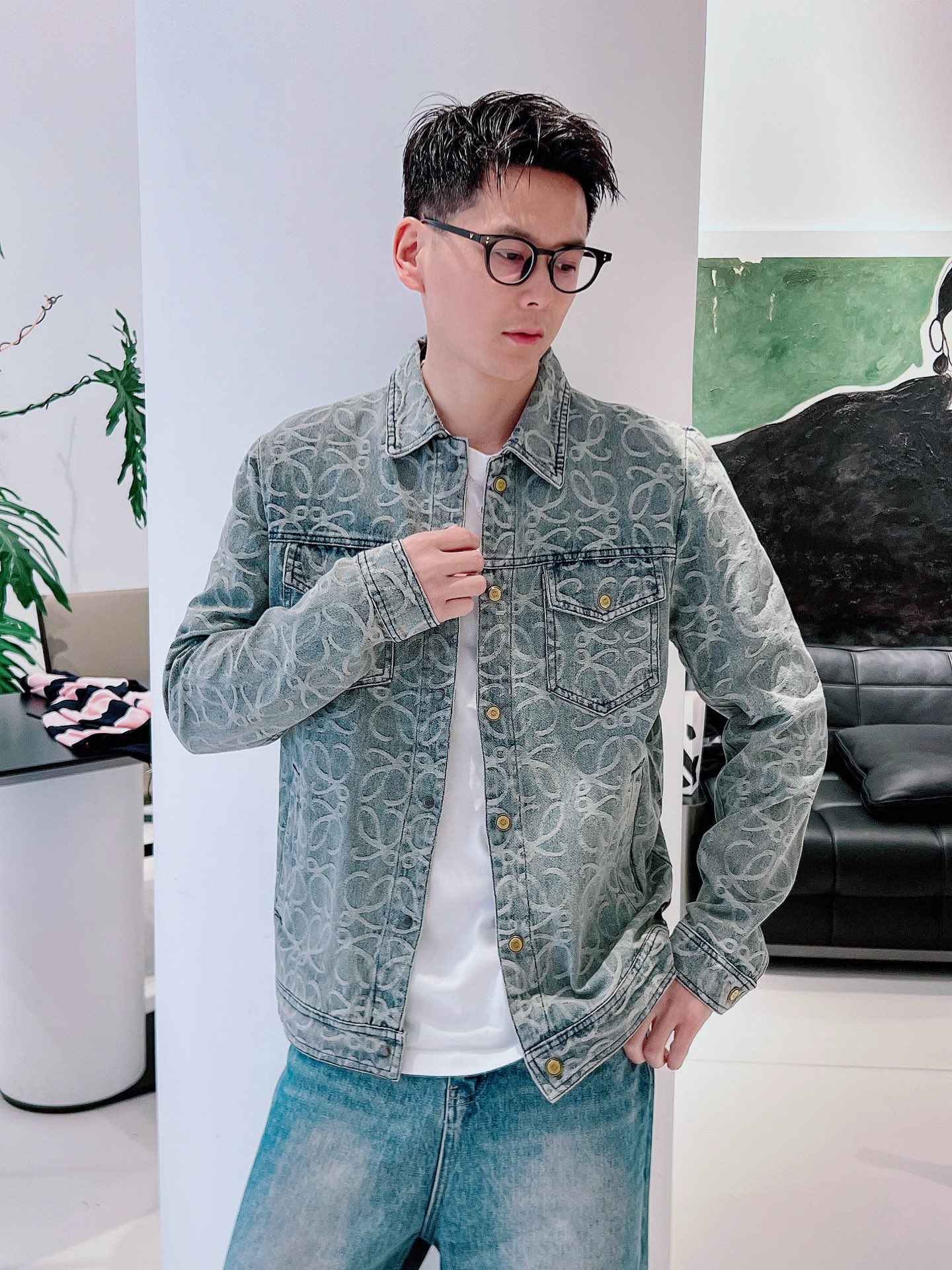 NO:572777,Loewe top quality!  Autumn and winter official website counters are available at the same time, original orders, super style, customized original washed denim fabric, unique design, top-notch embroidered burnt-flower process letter pattern logo, original hardware accessories decoration, an extremely outstanding denim jacket, the materials and craftsmanship are extremely luxurious and exquisite, extremely high-grade, handsome and stylish upper body, recommended, counter size M-XXXL,, loewe, jackets & coats, jackets & coats, alexander wang19860909罗意威顶级品质！秋冬官网专柜同步有售,原单狠货,超级有范儿,定制原版水洗牛仔面料,独特设计,顶级刺绣烧花工艺字母图案logo,原版五金辅料装饰,极为翘楚的一款牛仔夹克外套,用料与工艺都极致奢华精湛,档次极高,上身帅气有型,推荐,专柜尺码M-XXXL,,loewe,jackets & coats,jackets & coats,alexander wang,Men's clothing