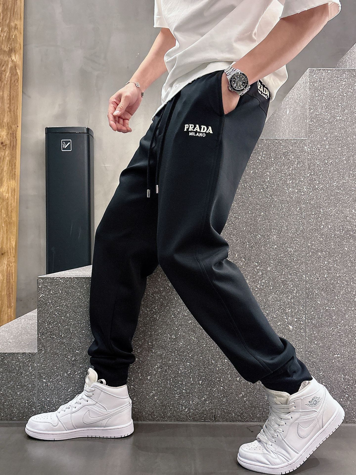 NO:141447,Prada Top Products New Spring and Summer 2025 Leisure Pants!  The official website is released simultaneously. The brand's classic LOGO casual pants, customized fabric, excellent comfort, strong hand touch. Extremely recognizable, perfect quality craftsmanship. Size M-3XL, prada, alexander wang19860909普拉达 顶级货品 2025春夏新款休闲裤！官网同步发售.品牌经典LOGO休闲裤 ,定制面料,舒适度极好,手触感强烈.辨识度极高,完美品相工艺. 尺码M-3XL,,prada,alexander wang,Men's clothing