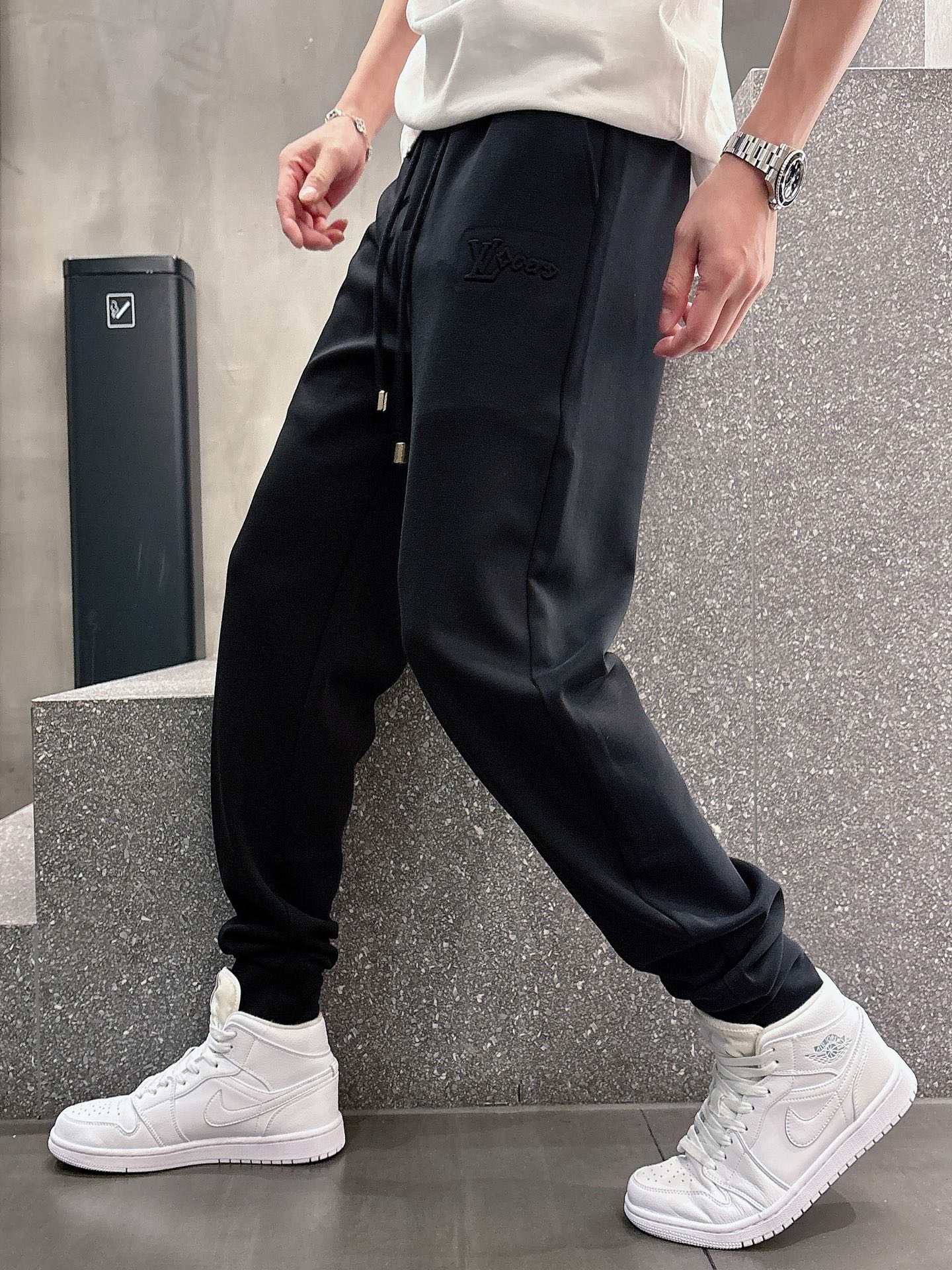 NO:141420,LV Top Products New Spring and Summer 2025 Leisure Pants!  The official website is released simultaneously. The brand's classic LOGO casual pants, customized fabric, excellent comfort, strong hand touch. Extremely recognizable, perfect quality craftsmanship. Size M-3XL,,louis vuitton,alexander wang19860909LV 顶级货品 2025春夏新款休闲裤！官网同步发售.品牌经典LOGO休闲裤 ,定制面料,舒适度极好,手触感强烈.辨识度极高,完美品相工艺. 尺码M-3XL,,louis vuitton,alexander wang,Men's clothing