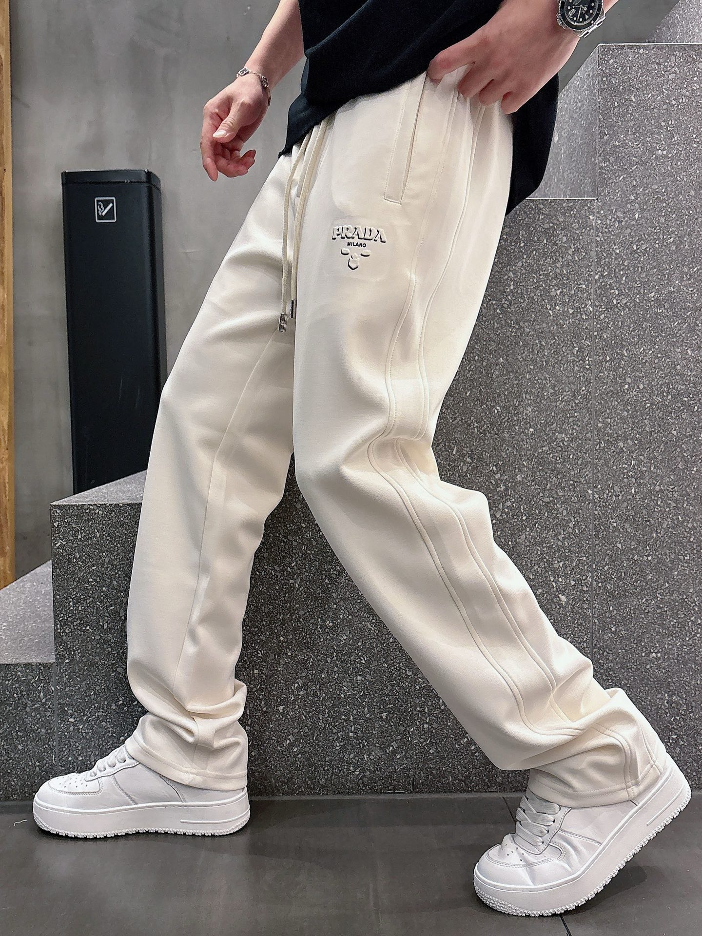 NO:141426,Prada Top Products New Spring and Summer 2025 Leisure Pants!  The official website is released simultaneously. The brand's classic LOGO casual pants, customized fabric, excellent comfort, strong hand touch. Extremely recognizable, perfect quality craftsmanship. Size M-3XL, prada, alexander wang19860909普拉达 顶级货品 2025春夏新款休闲裤！官网同步发售.品牌经典LOGO休闲裤 ,定制面料,舒适度极好,手触感强烈.辨识度极高,完美品相工艺. 尺码M-3XL,,prada,alexander wang,Men's clothing