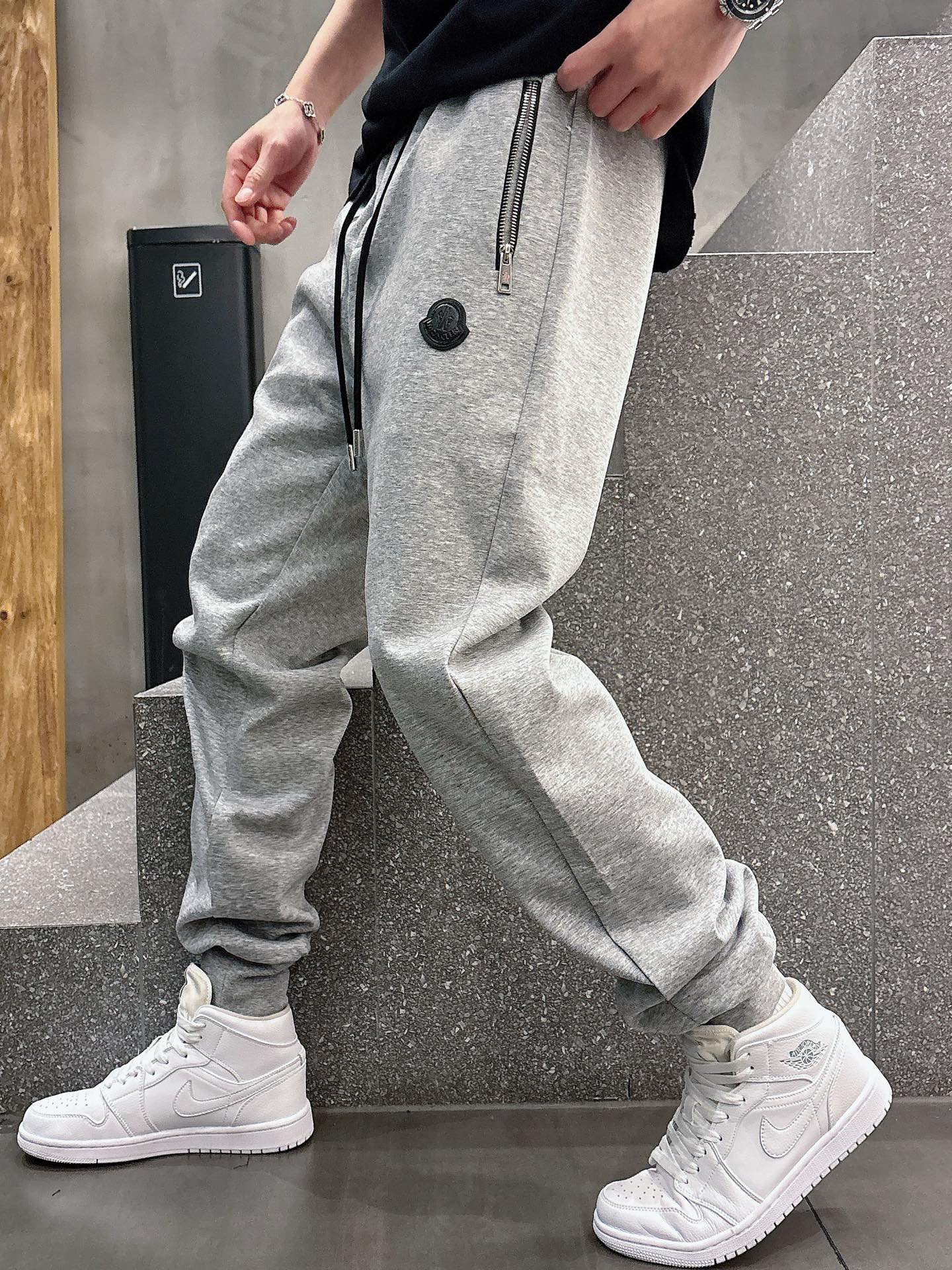 NO:141436,Top-notch products 2025 spring and summer new casual pants!  The official website is released simultaneously. The brand's classic LOGO casual pants, customized fabric, excellent comfort, strong hand touch. Very high recognition, perfect quality craftsmanship. Size M-3XL, Moncler, alexander wang19860909蒙口 顶级货品 2025春夏新款休闲裤！官网同步发售.品牌经典LOGO休闲裤 ,定制面料,舒适度极好,手触感强烈.辨识度极高,完美品相工艺. 尺码M-3XL,,Moncler,alexander wang,Men's clothing