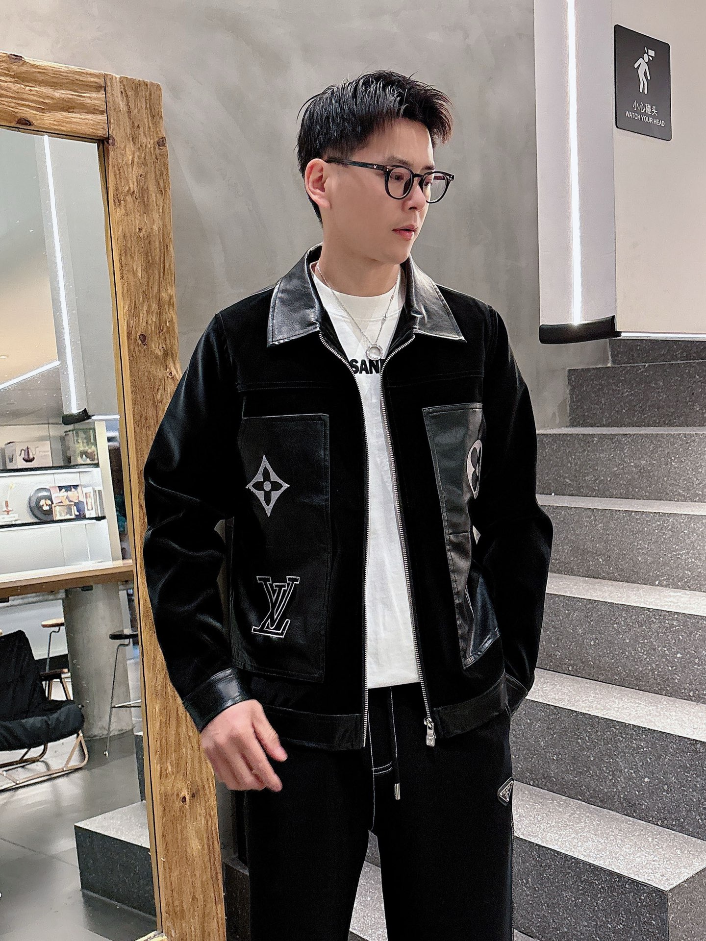 NO:572773,LV's new leather jacket for autumn and winter, the new product on the show is in perfect condition, the memory fabric is comfortable and warm, the three labels are complete, the color is full and attractive, the design is very outstanding, it can easily enhance the fashion sense, the workmanship is extremely sophisticated and rigorous, and the wiring is neat and meticulous!  A masterpiece from a famous designer!  The upper body does not look bloated and is super handsome!  Counter sizes M-XXXL,,louis vuitton,jackets & coats,jackets & coats,leather jacket,alexander wang19860909LV秋冬新款夹克皮衣外套,秀场新品品相非常完美,记忆面料舒适保暖,三标齐全色泽饱满诱人,非常出彩的设计,轻松将时髦感进阶,做工极为考究严谨,走线工整细致！大牌设计师巨作！上身不显臃肿、超级帅气！专柜尺码M-XXXL,,louis vuitton,jackets & coats,jackets & coats,leather jacket,alexander wang,Men's clothing