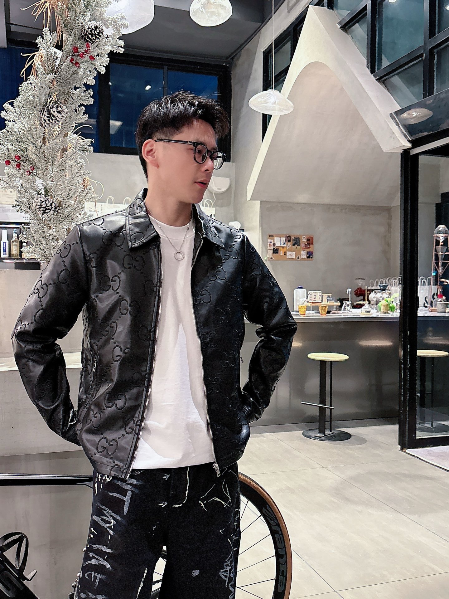 NO:572755,Gucci's new leather jacket for autumn and winter. The new product on the show is in perfect condition. The memory fabric is comfortable and warm. The three-color standard is complete and the color is full and attractive. The design is very outstanding, and it can easily enhance the fashion sense. The workmanship is extremely sophisticated and rigorous, and the wiring is neat and meticulous!  A masterpiece from a famous designer!  The upper body does not look bloated and is super handsome!  Counter sizes M-XXXL,,jackets & coats,jackets & coats,leather jacket,alexander wang19860909古奇秋冬新款夹克皮衣外套,秀场新品品相非常完美,记忆面料舒适保暖,三标齐全色泽饱满诱人,非常出彩的设计,轻松将时髦感进阶,做工极为考究严谨,走线工整细致！大牌设计师巨作！上身不显臃肿、超级帅气！专柜尺码M-XXXL,,jackets & coats,jackets & coats,leather jacket,alexander wang,Men's clothing