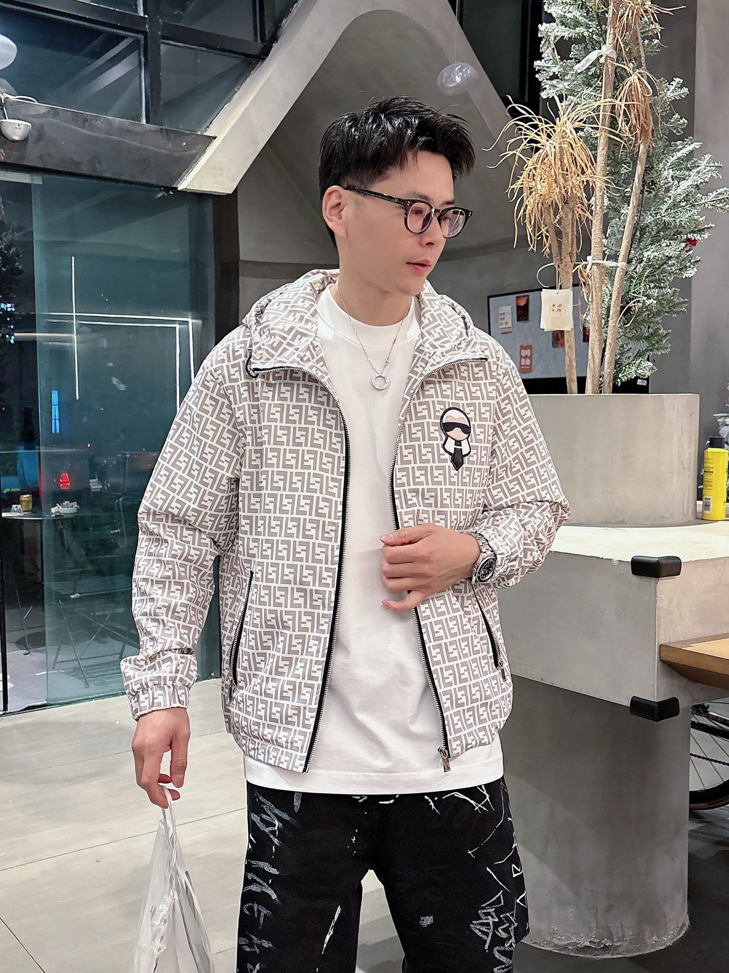 NO:572764,Fendi's new jackets, original products, fashionable jackets made of imported Italian fabrics. The European counters are synchronized, the upper body is more casual and generous, and the counter's original hardware is a new luxury high-end customized accessory!  Luxurious brand-specific logo embellishment design, the highest quality shipments in the market, original accessories, the ultimate in luxury!  Soft and comfortable. The upper body is very handsome!  Suitable for any scene!  Size: M-3XL,,fendi,jackets & coats,jackets & coats,alexander wang19860909芬迪新款夹克外套,原单狠货 意大利进口面料时尚夹克外套.欧洲专柜同步,上身更随意大方,专柜原版五金奢华高档定制配饰新作！奢华品牌特质logo点缀设计,市场最高品质出货、原版辅料,奢华极致！柔软舒适.上身爆帅！适合任意场景！码数:M-3XL,,fendi,jackets & coats,jackets & coats,alexander wang,Men's clothing