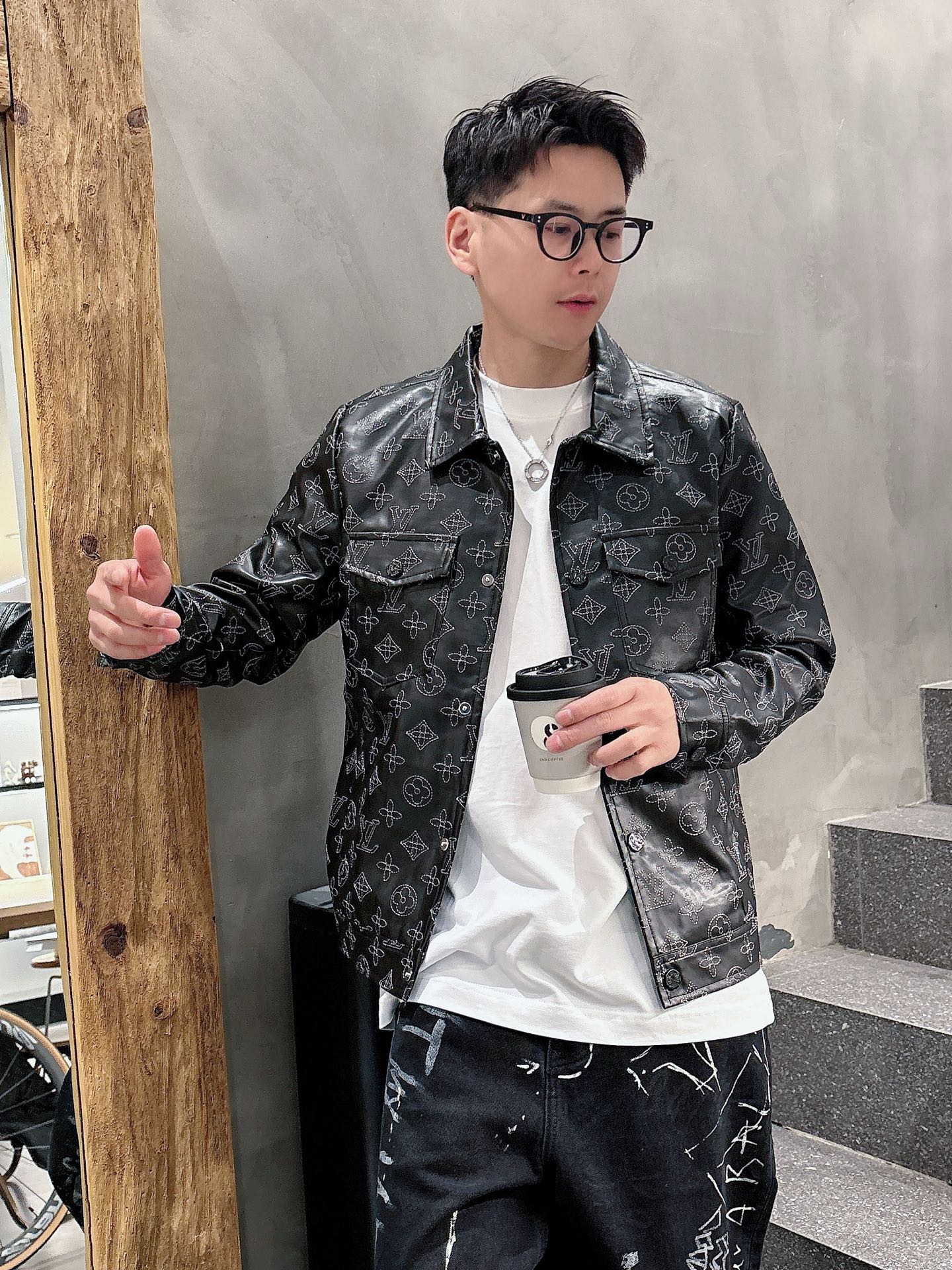 NO:572765,LV's new leather jacket for autumn and winter, the new product on the show is in perfect condition, the memory fabric is comfortable and warm, the three labels are complete, the color is full and attractive, the design is very outstanding, it can easily enhance the fashion sense, the workmanship is extremely sophisticated and rigorous, and the wiring is neat and meticulous!  A masterpiece from a famous designer!  The upper body does not look bloated and is super handsome!  Counter sizes M-XXXL,,louis vuitton,jackets & coats,jackets & coats,leather jacket,alexander wang19860909LV秋冬新款夹克皮衣外套,秀场新品品相非常完美,记忆面料舒适保暖,三标齐全色泽饱满诱人,非常出彩的设计,轻松将时髦感进阶,做工极为考究严谨,走线工整细致！大牌设计师巨作！上身不显臃肿、超级帅气！专柜尺码M-XXXL,,louis vuitton,jackets & coats,jackets & coats,leather jacket,alexander wang,Men's clothing