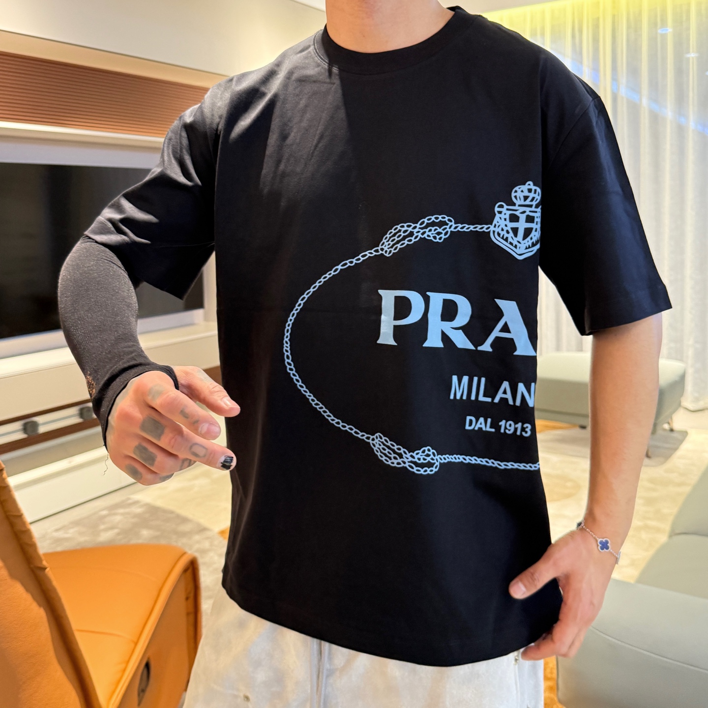 NO:420632,PRA* top products, new spring and summer styles, the latest short-sleeved round-neck T-shirts in the first counter, high-end customization, avant-garde and fashionable design!  Brand logo heavy craft design, high-end customized 260g fabric, soft feel, comfortable to wear, exquisite counter-level car line, fine workmanship, invincible and handsome upper body effect!  A must-have item for handsome men!  Code number M-XXXL, prada, T-shirt,tees, t-shirt,alexander wang19860909PRA*顶级货品春夏新款首发专柜最新款短袖圆领T恤 高端订制 设计前卫时尚！品牌logo重工艺设计 高端定制260克面料.手感柔软.穿着舒适.专柜级别精致车线.做工精细.上身效果无敌帅气！型男必备单品！码数M-XXXL,,prada,T-shirt,tees，t-shirt,alexander wang,Men's clothing