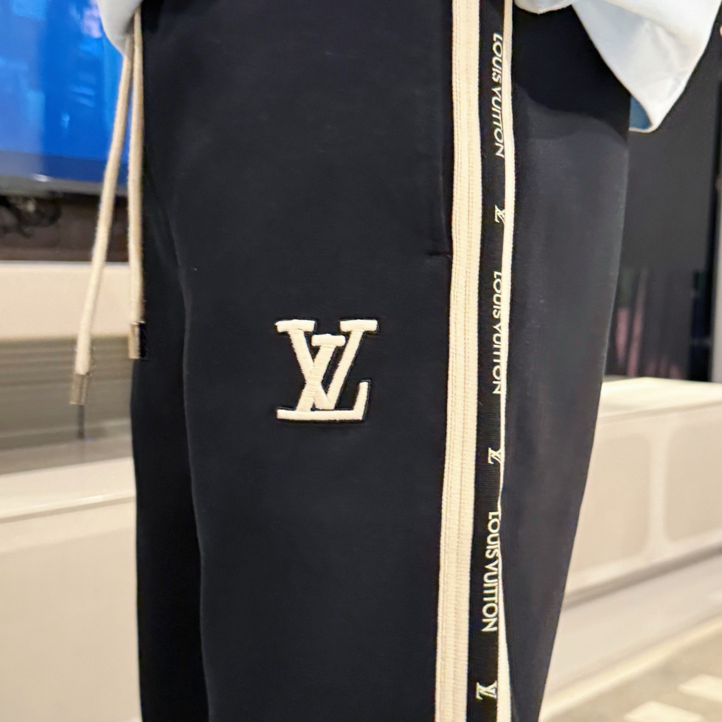 LV 顶级货品🐮 🆕2025秋冬新款休闲裤！官网同步发售。品牌经典LOGO休闲裤 ，定制面料，舒适度极好
