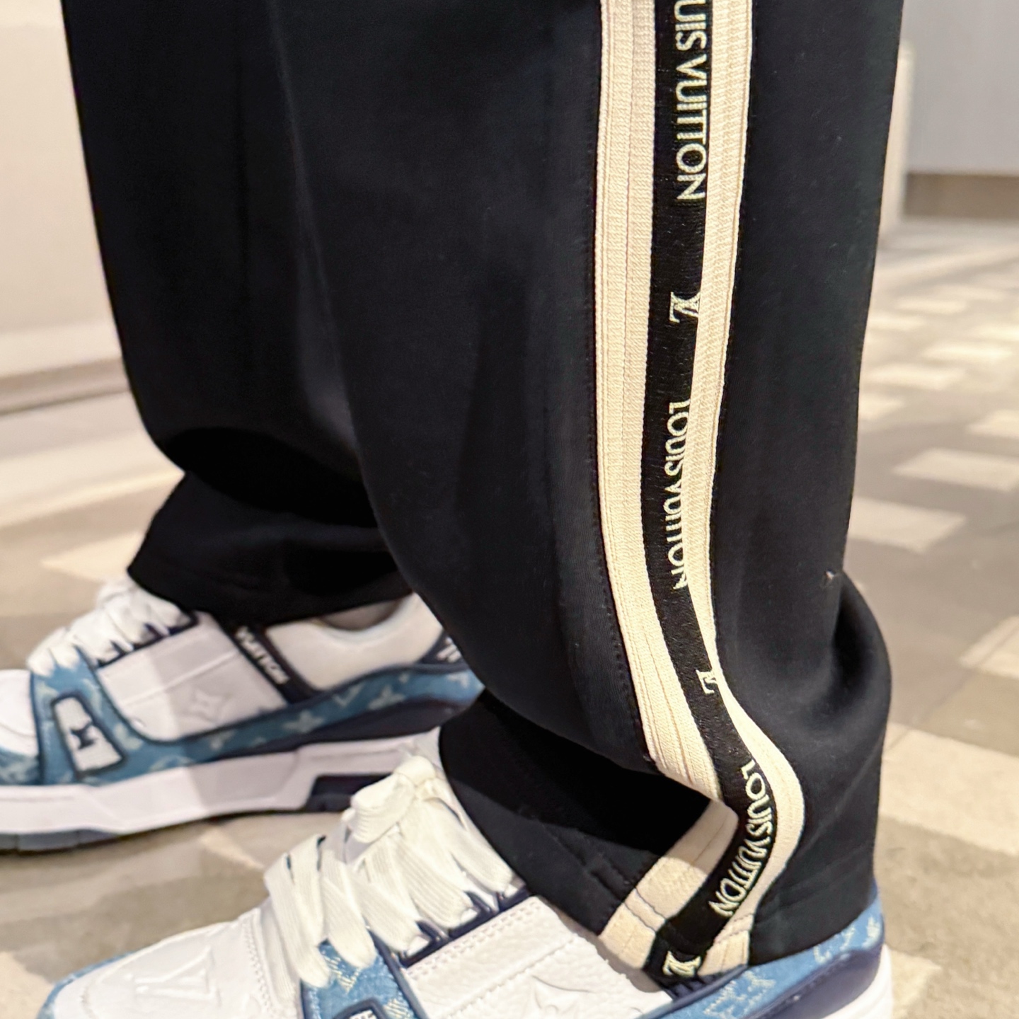 LV 顶级货品🐮 🆕2025秋冬新款休闲裤！官网同步发售。品牌经典LOGO休闲裤 ，定制面料，舒适度极好