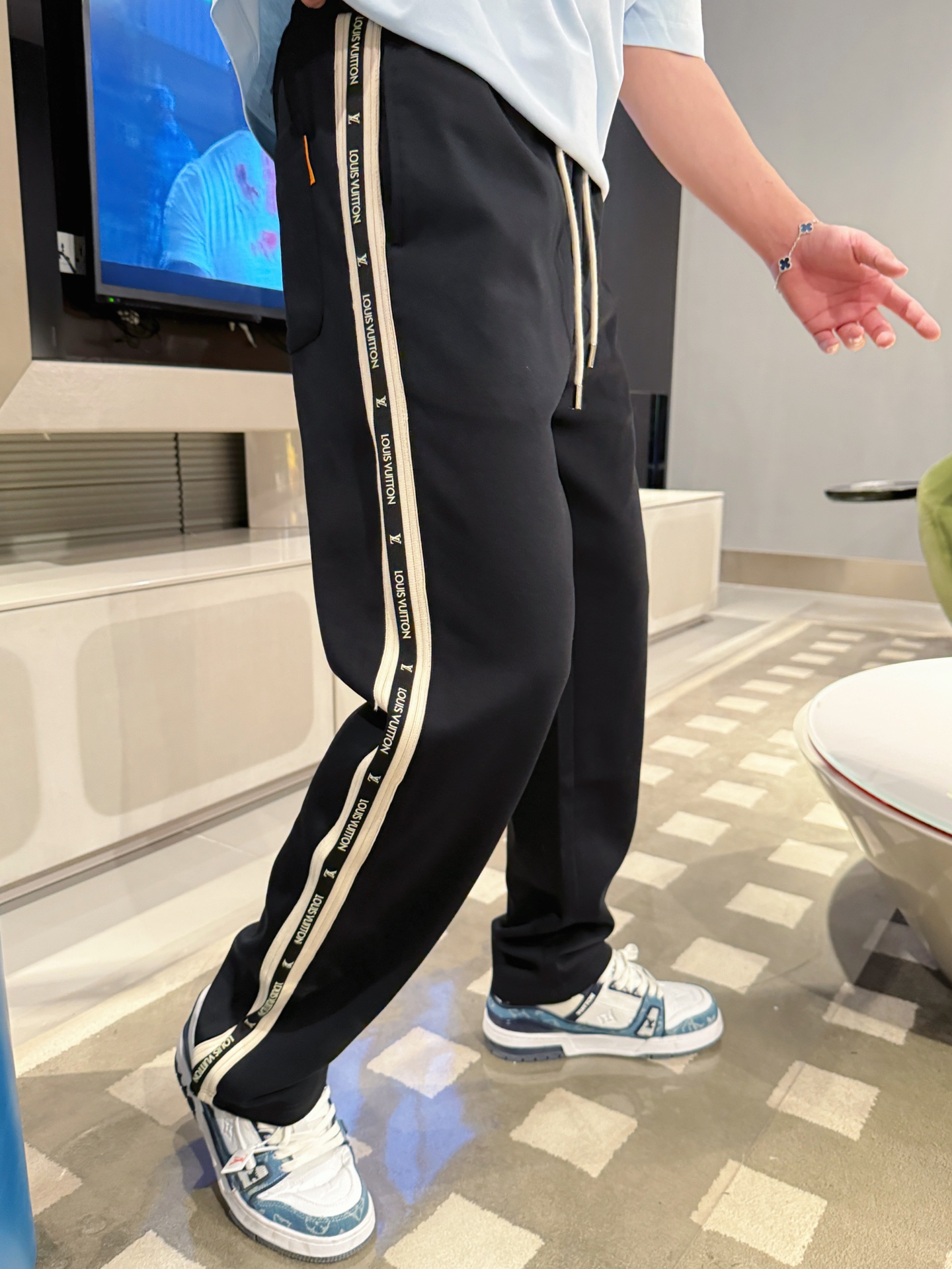 LV 顶级货品🐮 🆕2025秋冬新款休闲裤！官网同步发售。品牌经典LOGO休闲裤 ，定制面料，舒适度极好