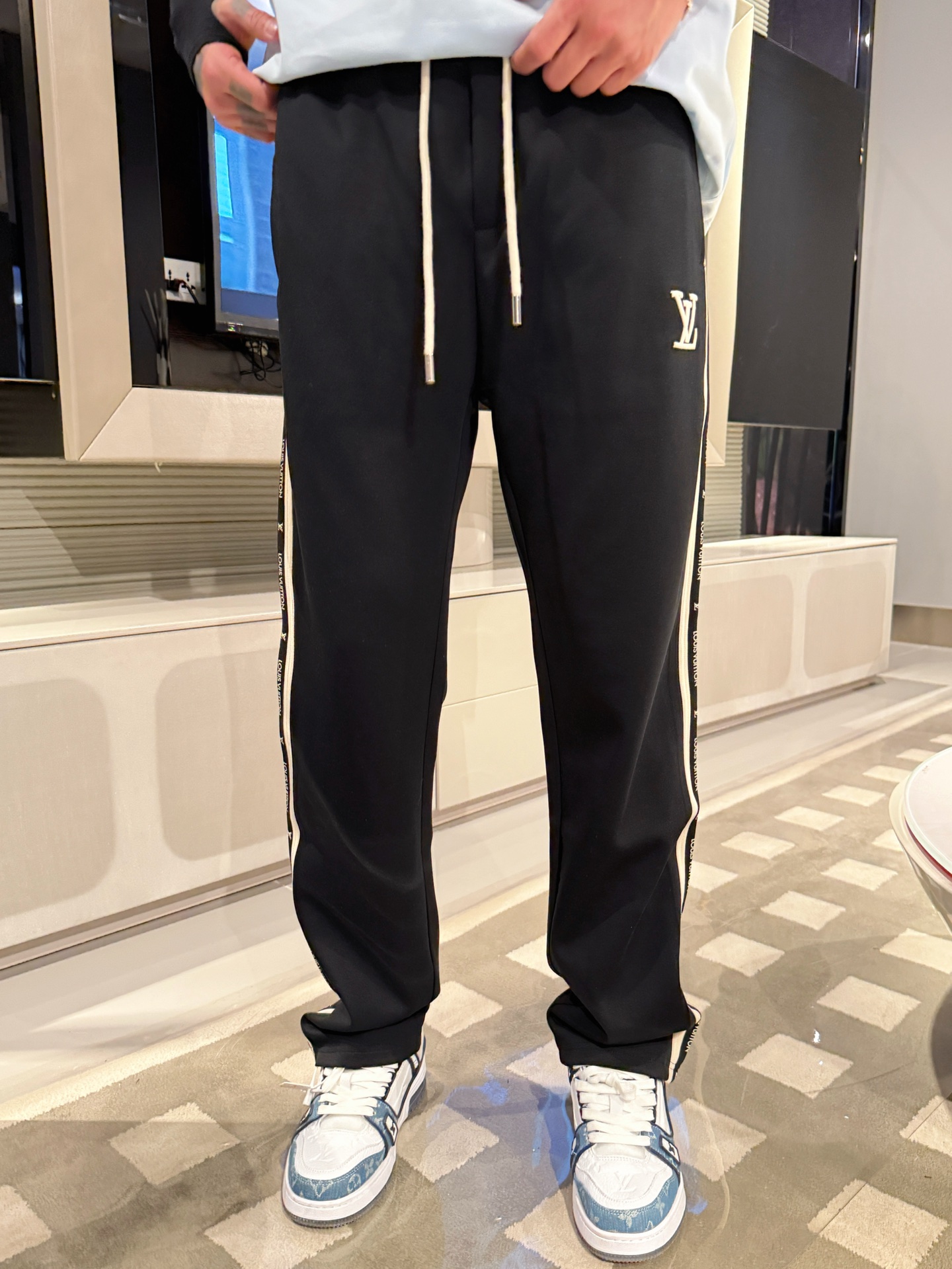 LV 顶级货品🐮 🆕2025秋冬新款休闲裤！官网同步发售。品牌经典LOGO休闲裤 ，定制面料，舒适度极好