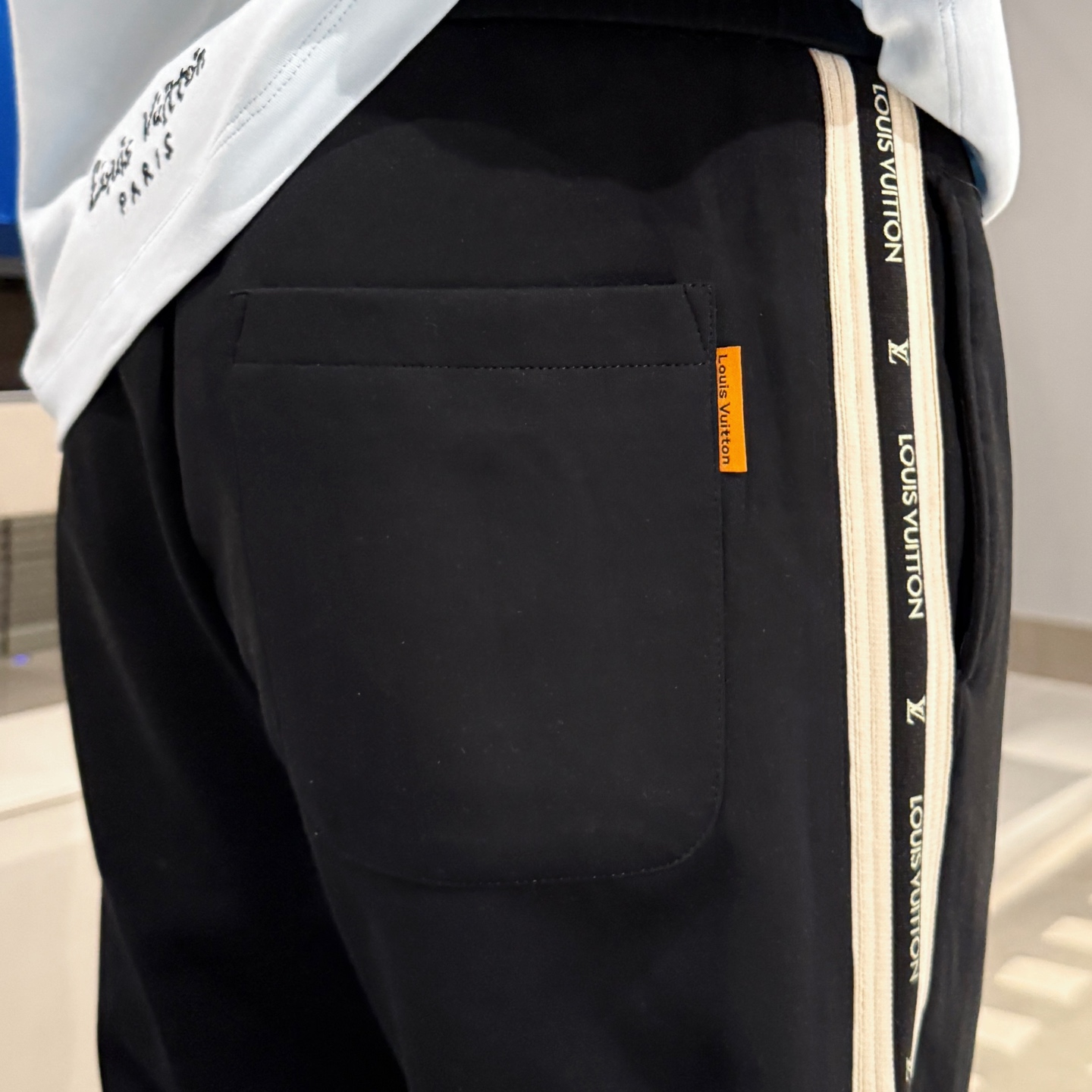 LV 顶级货品🐮 🆕2025秋冬新款休闲裤！官网同步发售。品牌经典LOGO休闲裤 ，定制面料，舒适度极好