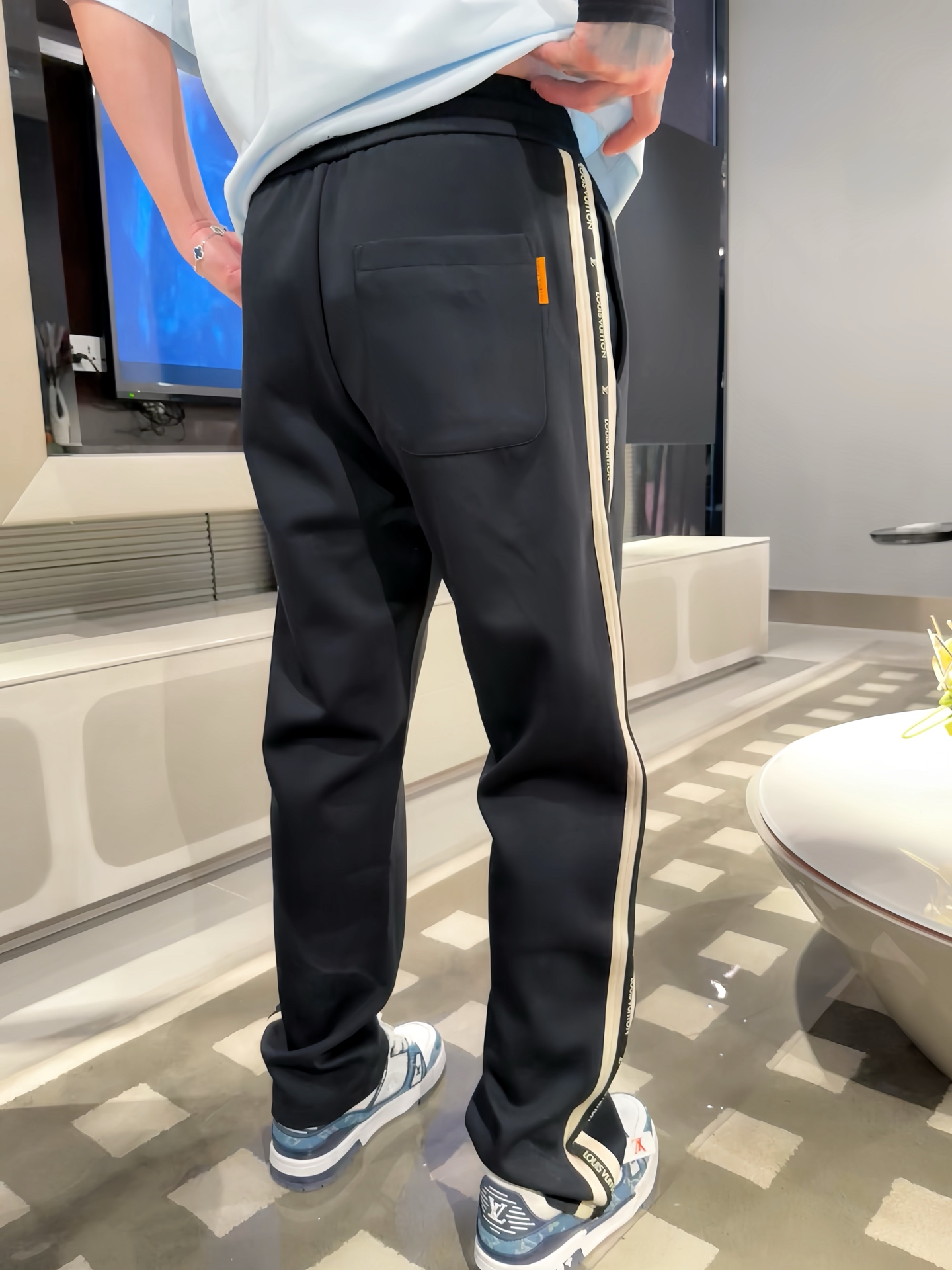 LV 顶级货品🐮 🆕2025秋冬新款休闲裤！官网同步发售。品牌经典LOGO休闲裤 ，定制面料，舒适度极好