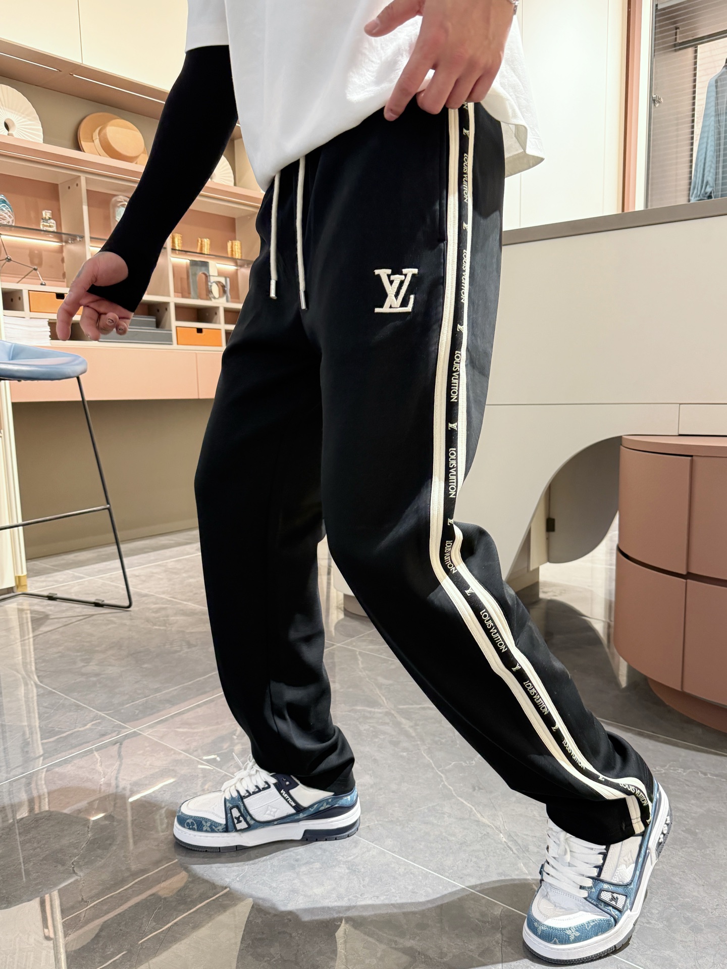   LV  顶级货品🐮 🆕2025春夏新款休闲裤！官网同步发售。品牌经典LOGO休闲裤 ，定制面料，舒适