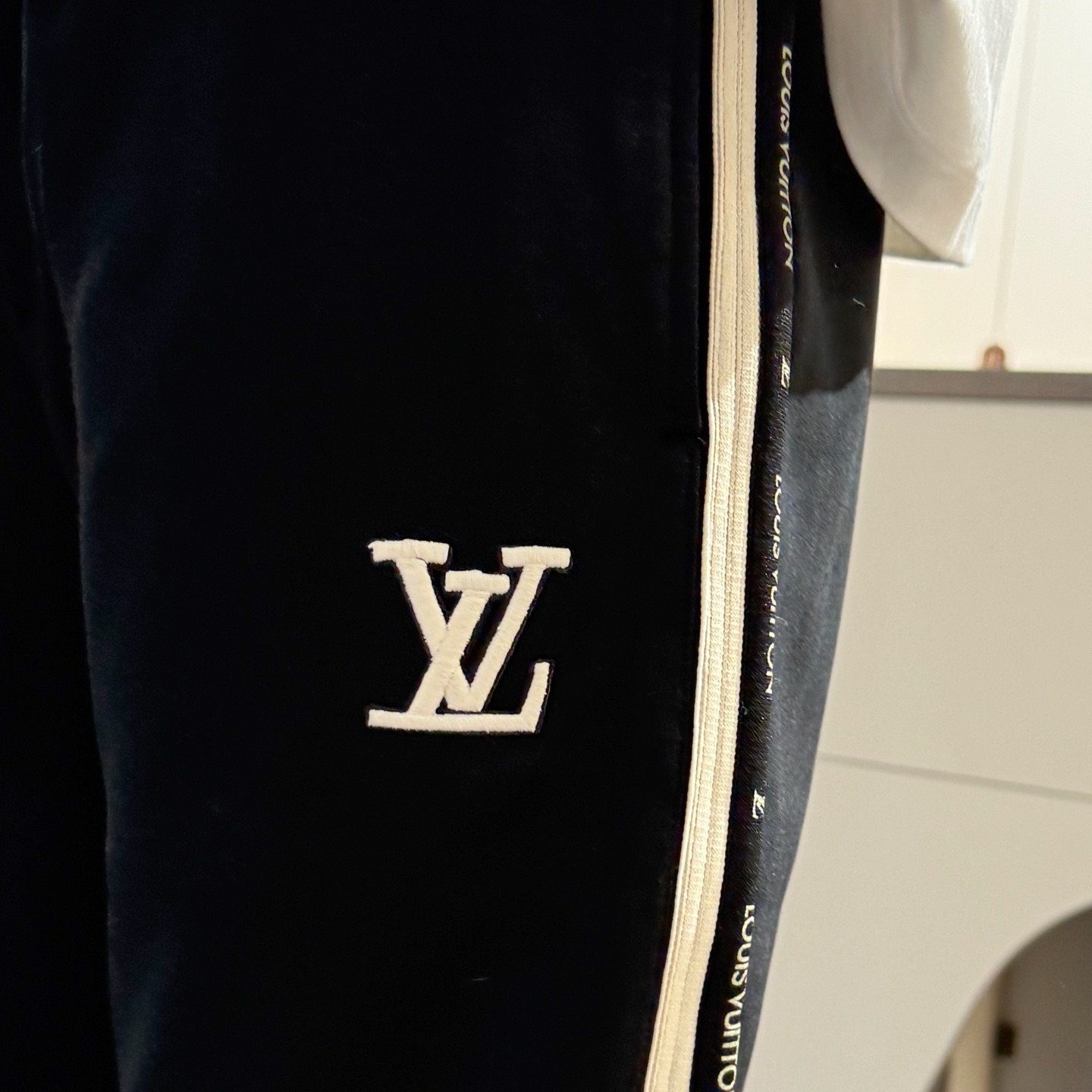   LV  顶级货品🐮 🆕2025春夏新款休闲裤！官网同步发售。品牌经典LOGO休闲裤 ，定制面料，舒适