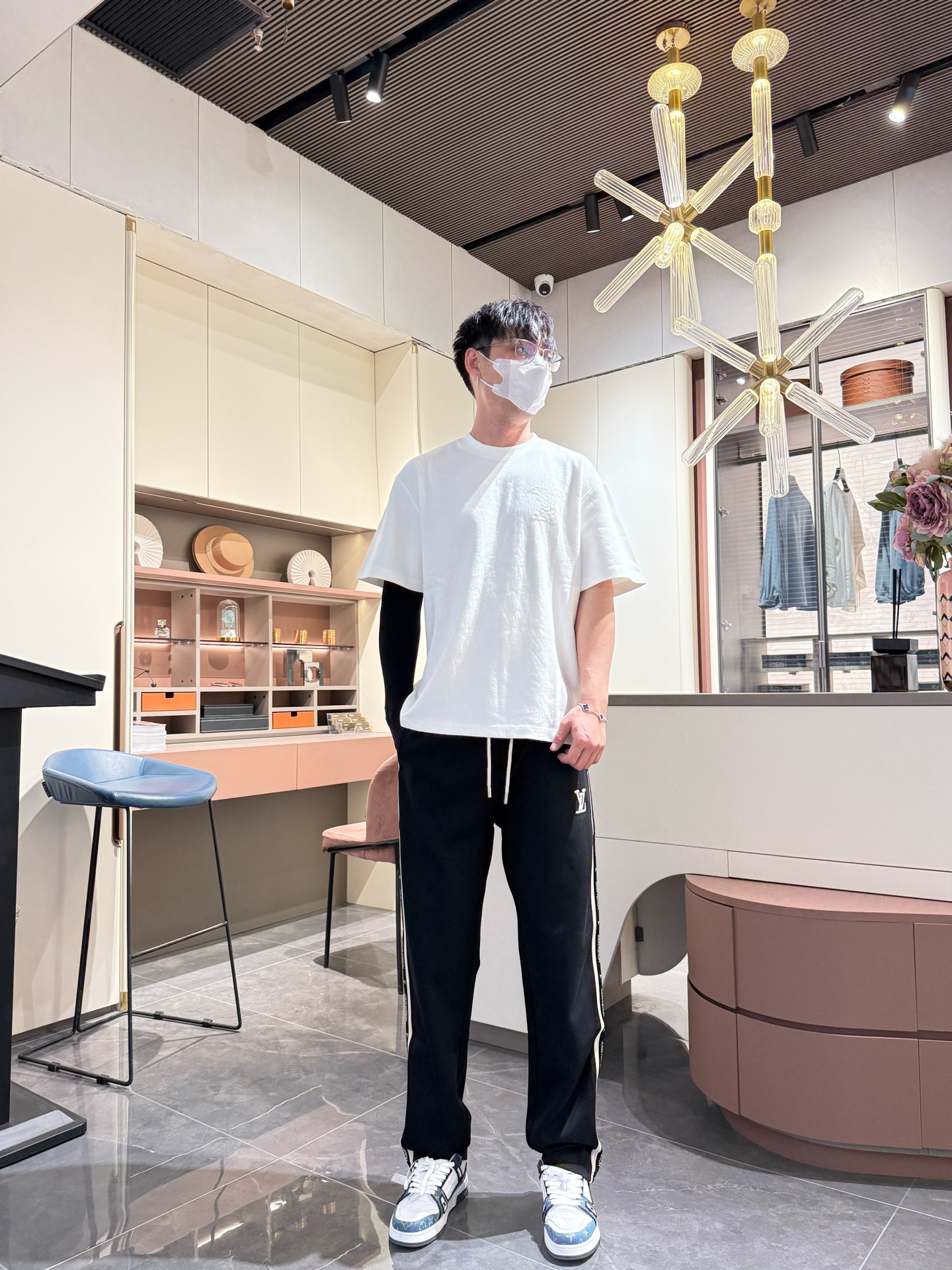   LV  顶级货品🐮 🆕2025春夏新款休闲裤！官网同步发售。品牌经典LOGO休闲裤 ，定制面料，舒适