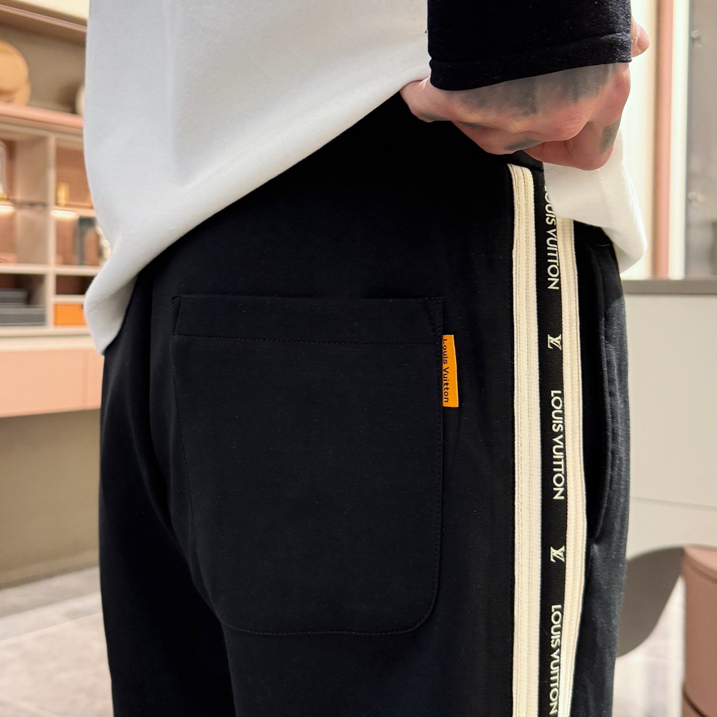   LV  顶级货品🐮 🆕2025春夏新款休闲裤！官网同步发售。品牌经典LOGO休闲裤 ，定制面料，舒适