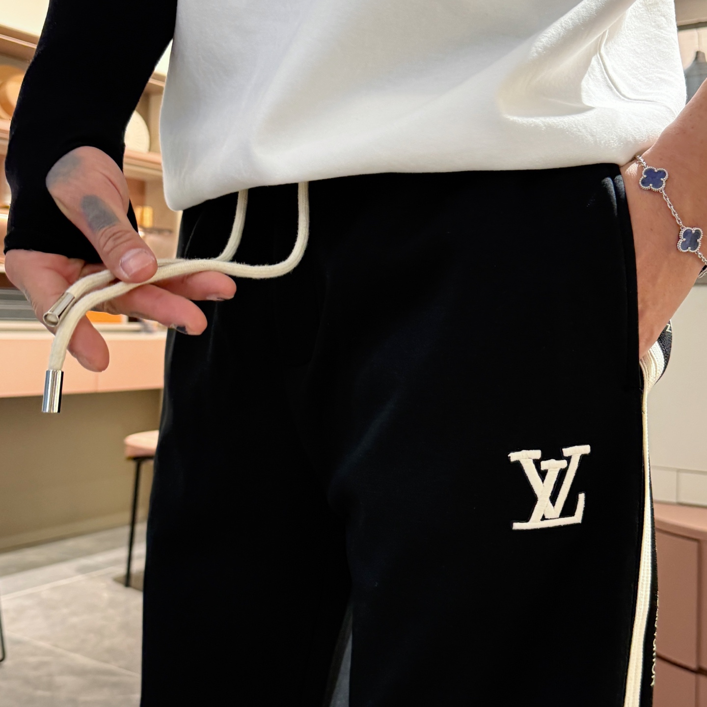   LV  顶级货品🐮 🆕2025春夏新款休闲裤！官网同步发售。品牌经典LOGO休闲裤 ，定制面料，舒适
