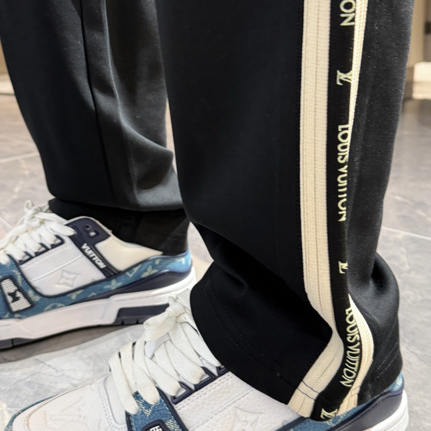   LV  顶级货品🐮 🆕2025春夏新款休闲裤！官网同步发售。品牌经典LOGO休闲裤 ，定制面料，舒适
