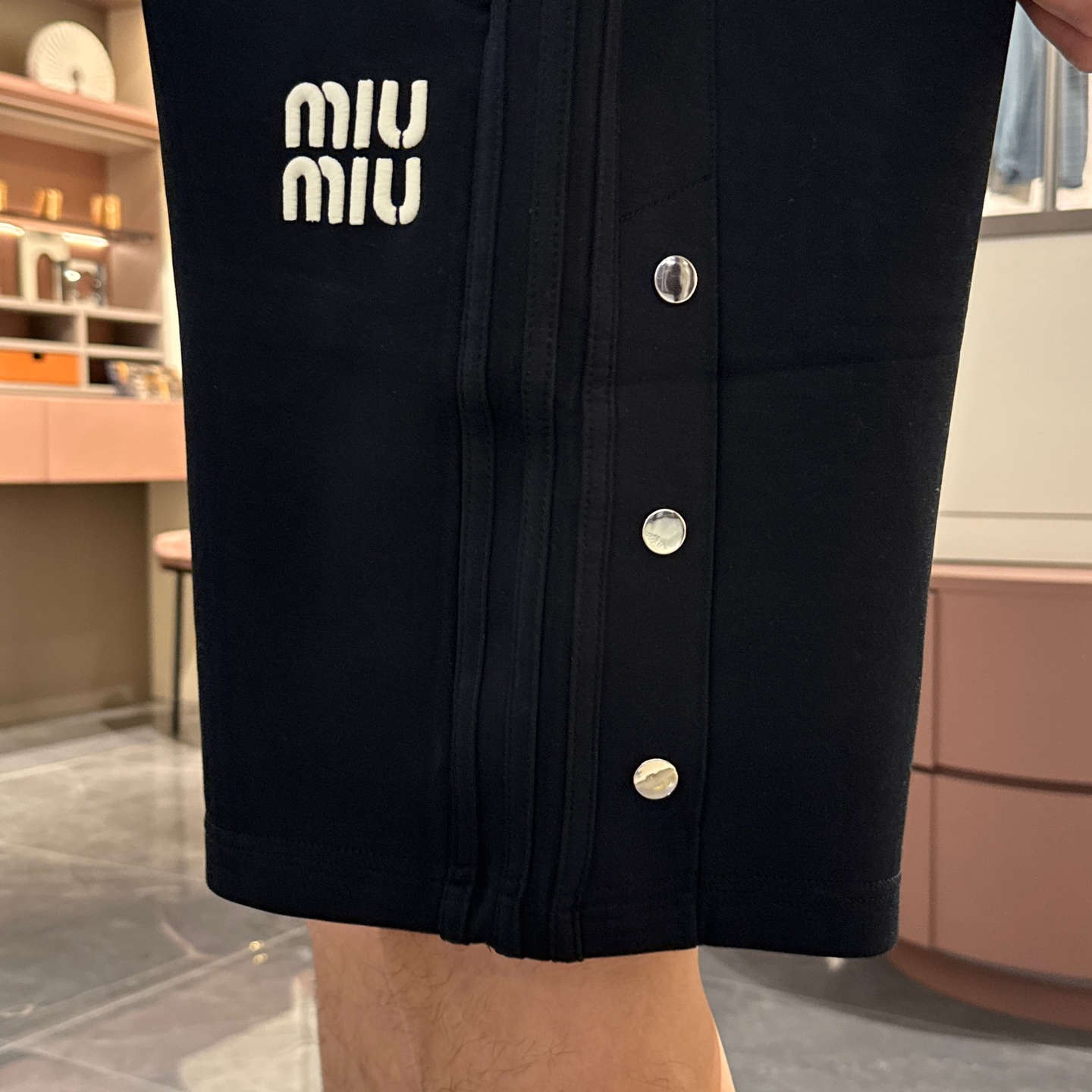 MIU 顶级货品🐮🆕2025夏季新款休闲短裤！官网同步发售。品牌经典LOGO休闲裤 ，定制面料，舒适度极