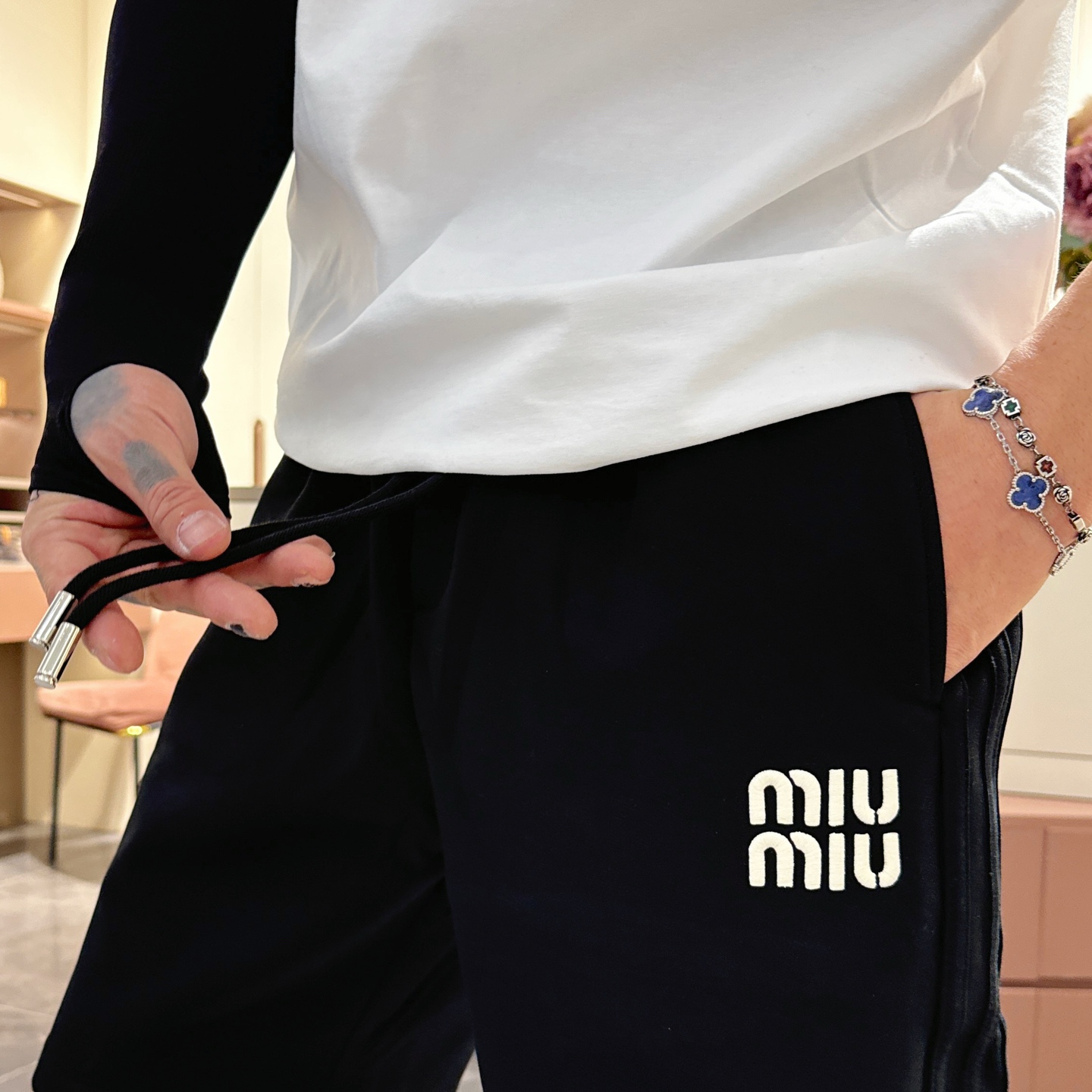 MIU 顶级货品🐮🆕2025夏季新款休闲短裤！官网同步发售。品牌经典LOGO休闲裤 ，定制面料，舒适度极