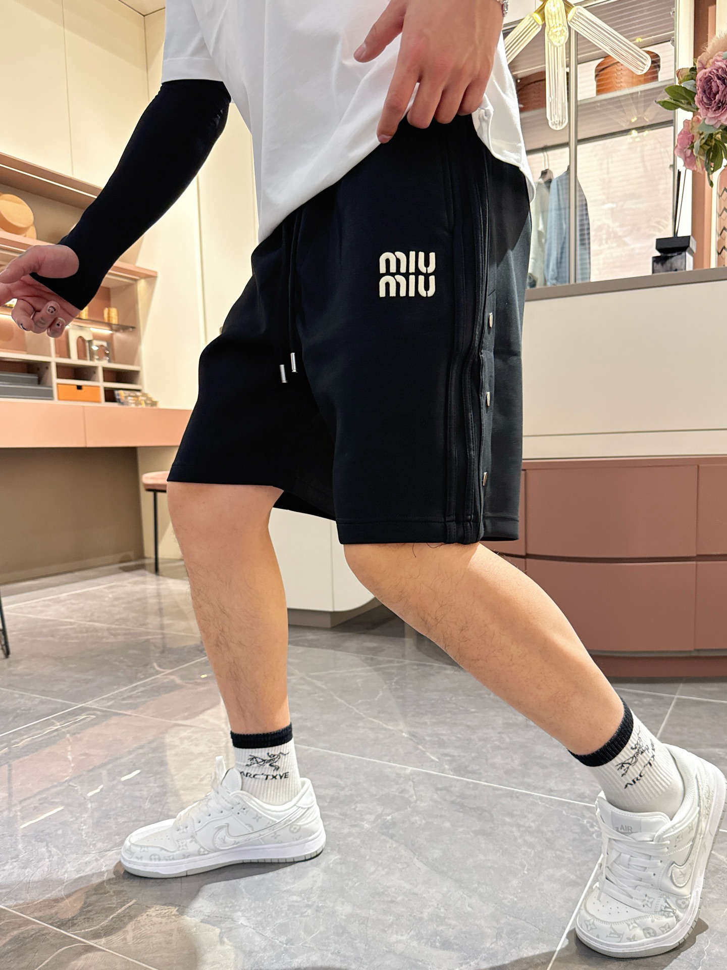 MIU 顶级货品🐮🆕2025夏季新款休闲短裤！官网同步发售。品牌经典LOGO休闲裤 ，定制面料，舒适度极