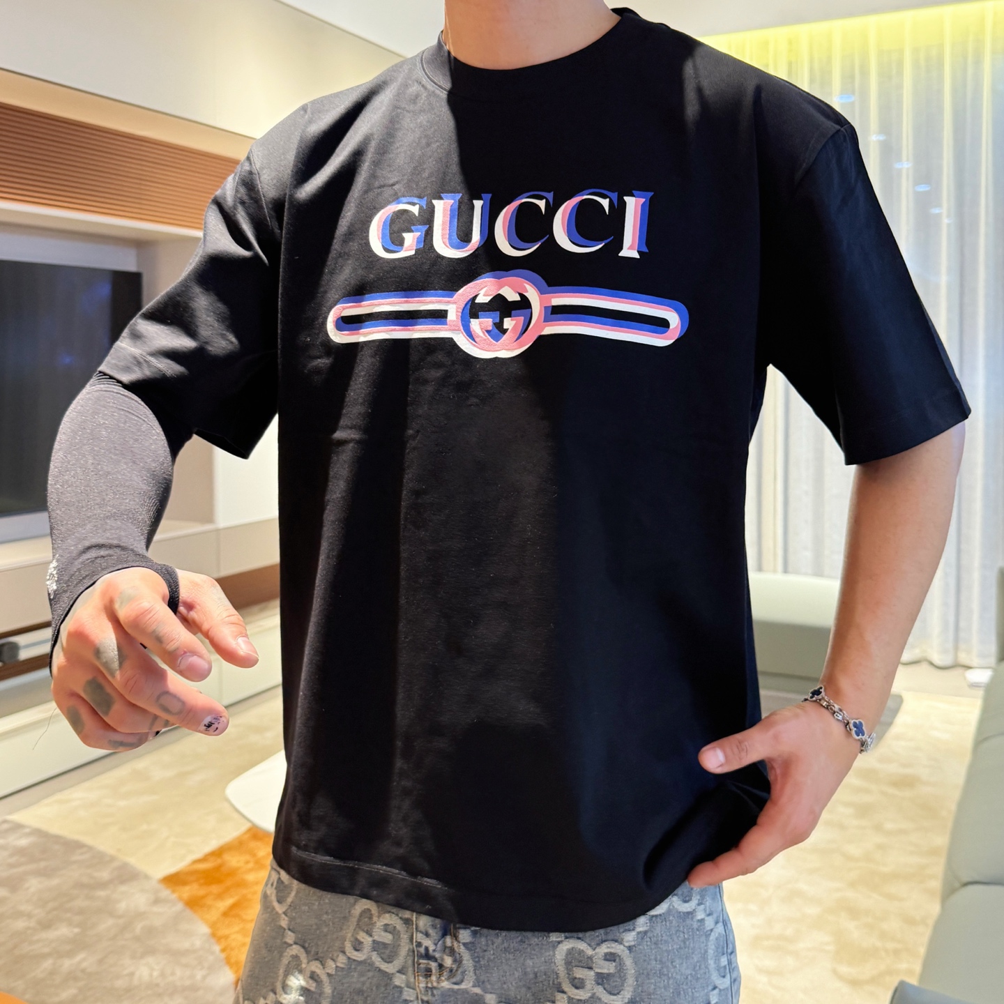 NO:420568,GUCC1* top-level products, new spring and summer style, the latest short-sleeved round-neck T-shirt, high-end customization, avant-garde and fashionable design!  Brand logo heavy craft design, high-end customized 260g fabric, soft feel, comfortable to wear, exquisite counter-level car line, fine workmanship, invincible and handsome upper body effect!  A must-have item for handsome men!  Code number M-XXXL, gucci, T-shirt,tees, t-shirt,alexander wang19860909GUCC1*顶级货品春夏新款首发专柜最新款短袖圆领T恤 高端订制 设计前卫时尚！品牌logo重工艺设计 高端定制260克面料.手感柔软.穿着舒适.专柜级别精致车线.做工精细.上身效果无敌帅气！型男必备单品！码数M-XXXL,,gucci,T-shirt,tees，t-shirt,alexander wang,Men's clothing