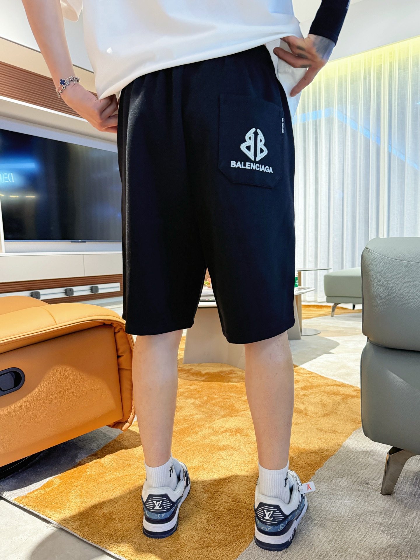 Balenciaga  休闲短裤服装 4