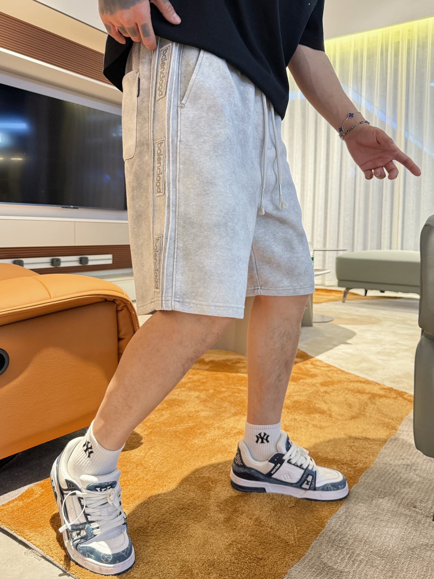 Balenciaga  休闲短裤服装 3