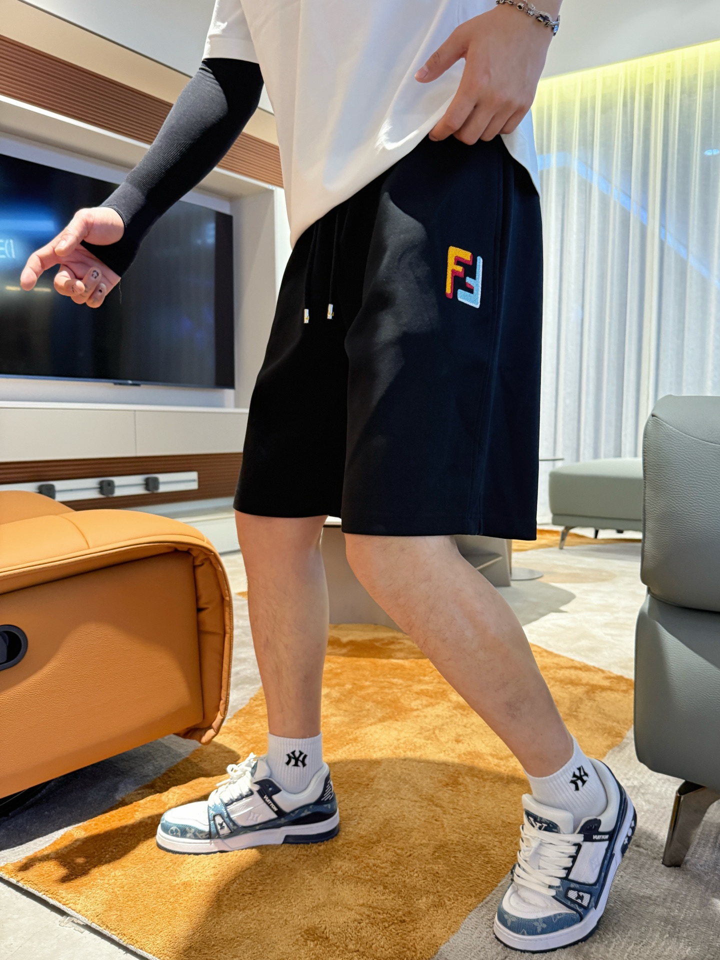 芬迪  顶级货品🐮🆕2025夏季新款休闲短裤！官网同步发售...