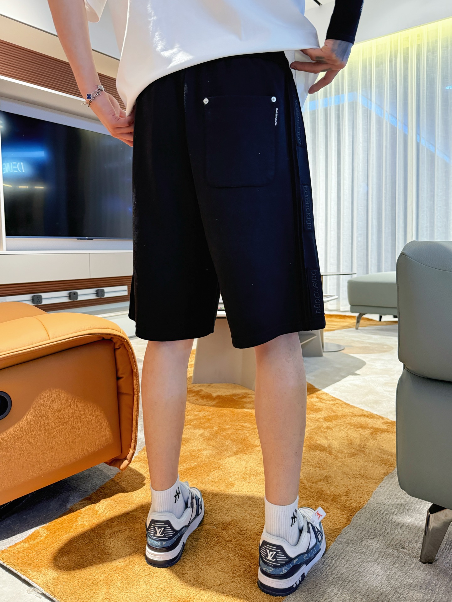 Balenciaga  休闲短裤服装 4